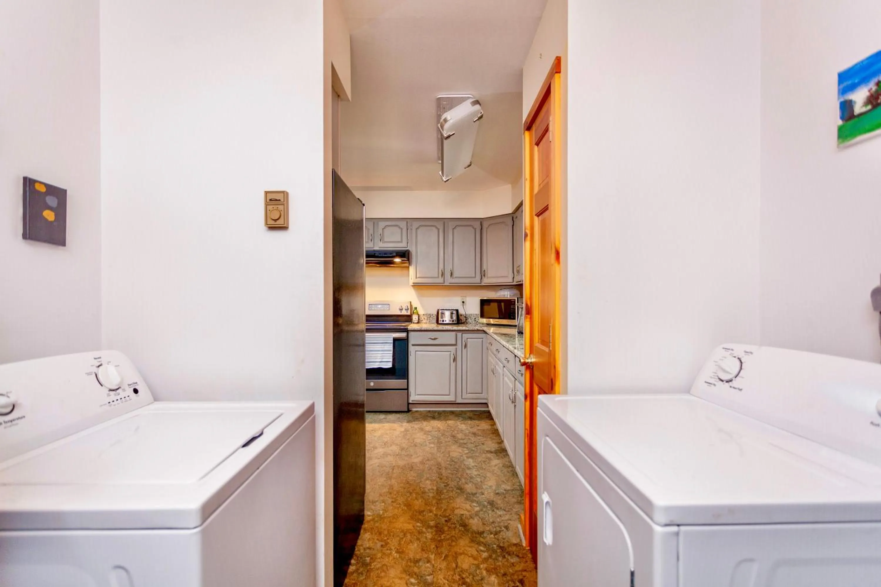 Bed in Sleepy Hollow 5BR Cabin - National Park 7 Min, Hot Tub, Fire Pit, Sleeps 12