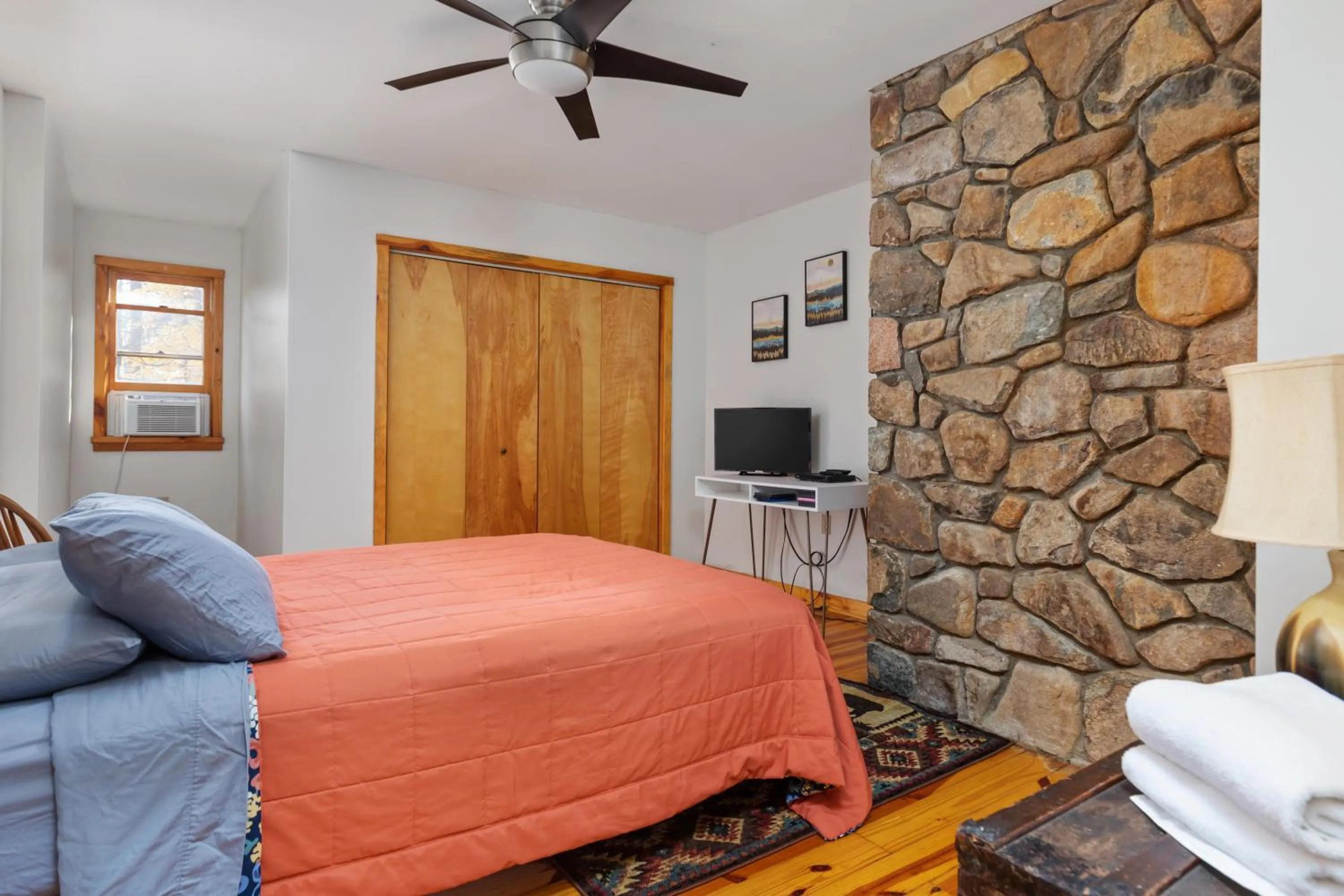 Bed in Sleepy Hollow 5BR Cabin - National Park 7 Min, Hot Tub, Fire Pit, Sleeps 12