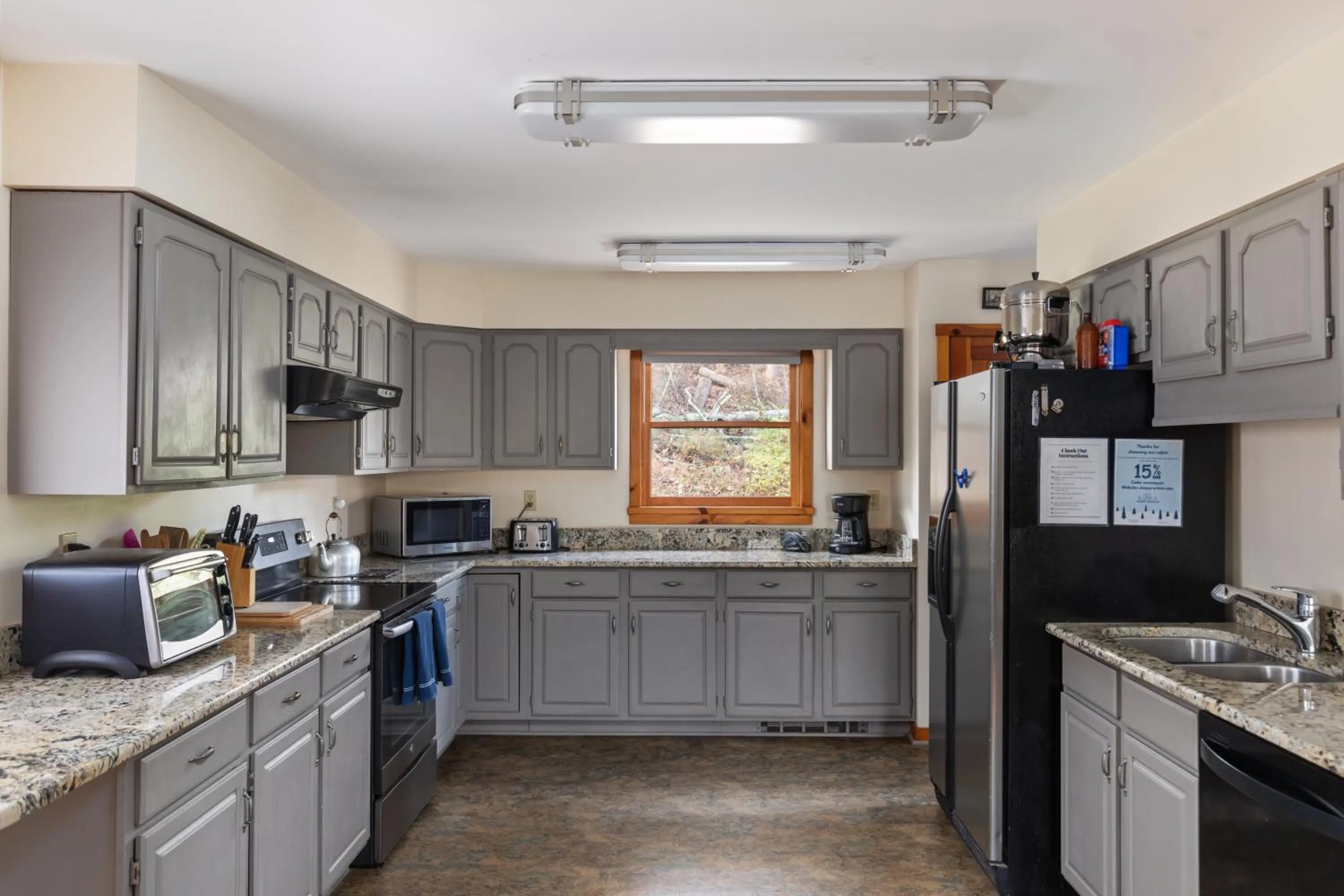 Sleepy Hollow 5BR Cabin - National Park 7 Min, Hot Tub, Fire Pit, Sleeps 12