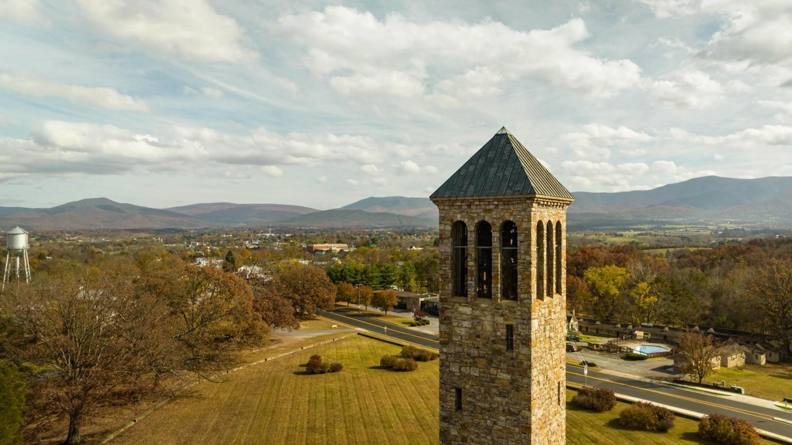 Sleepy Hollow 5BR Cabin - National Park 7 Min, Hot Tub, Fire Pit, Sleeps 12