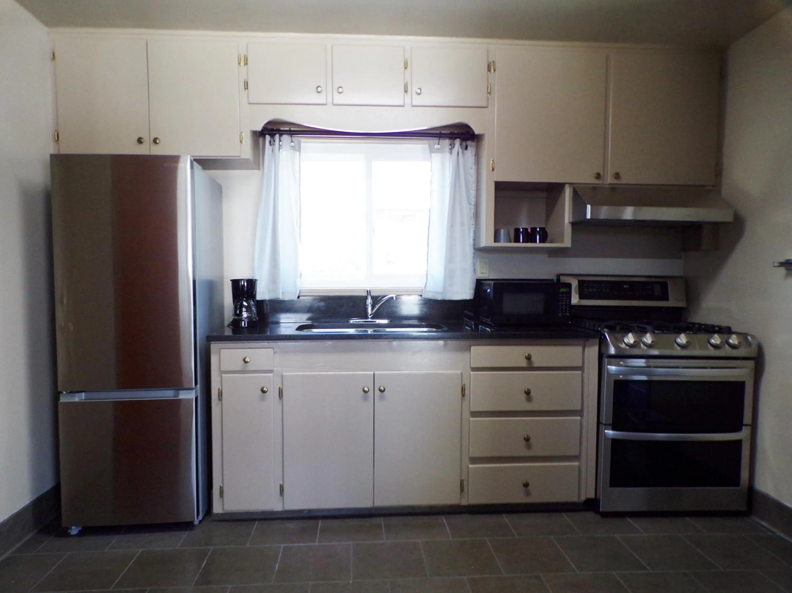Kitchen or kitchenette in Cypress Tree Motel