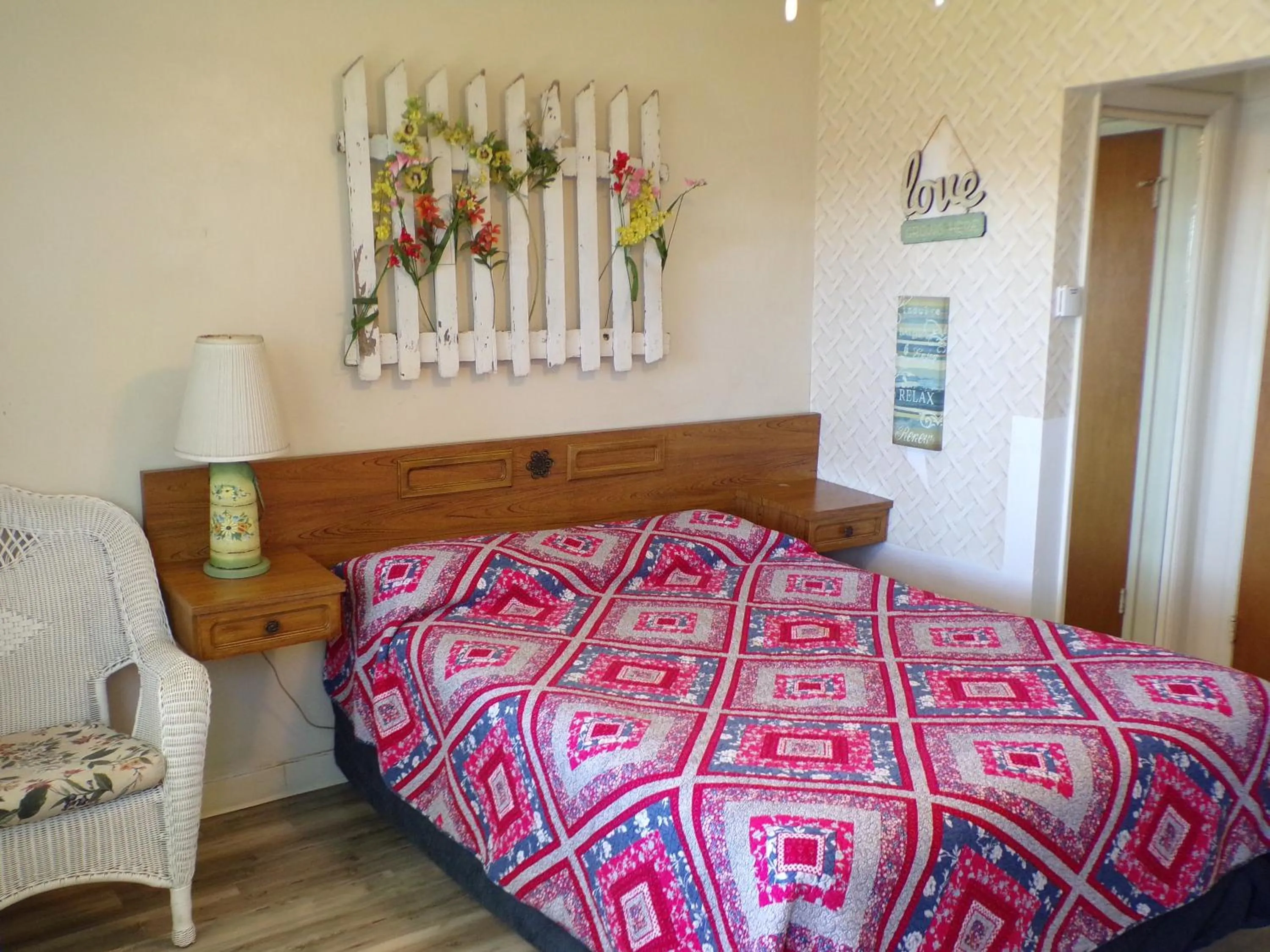 Bedroom, Bed in Cypress Tree Motel