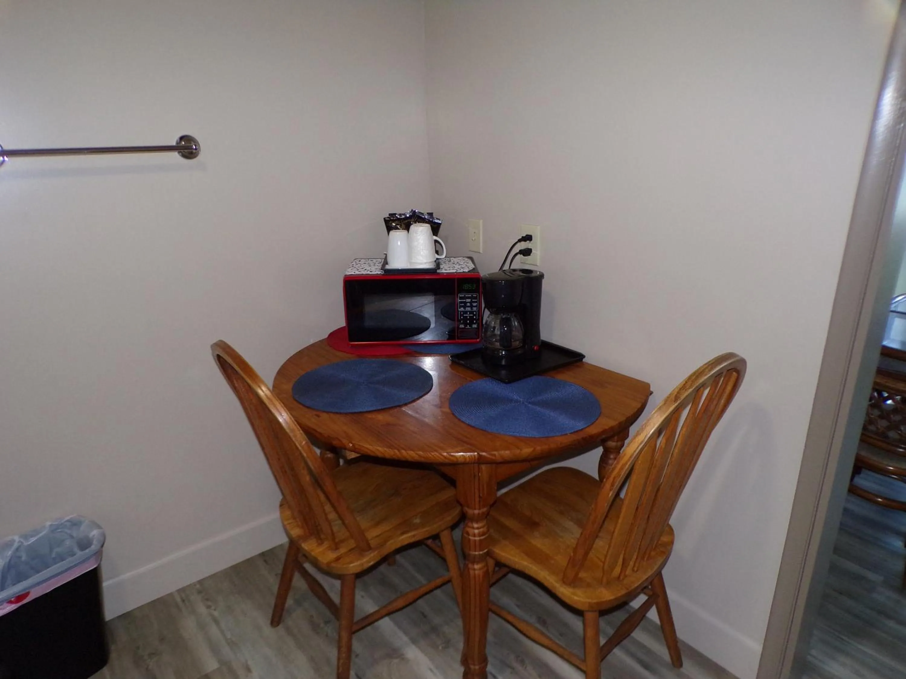 Dining area in Cypress Tree Motel