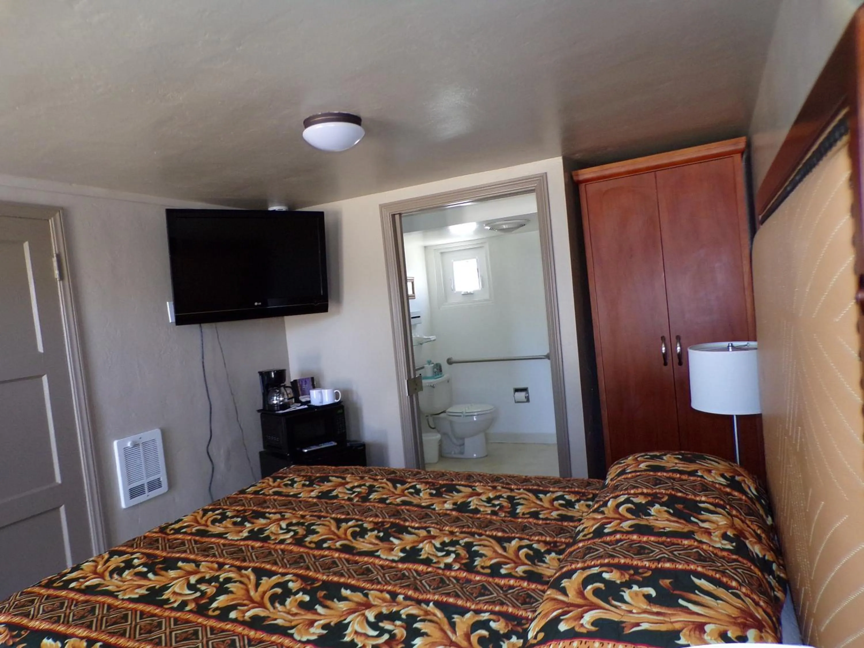 Photo of the whole room, Bed in Cypress Tree Motel