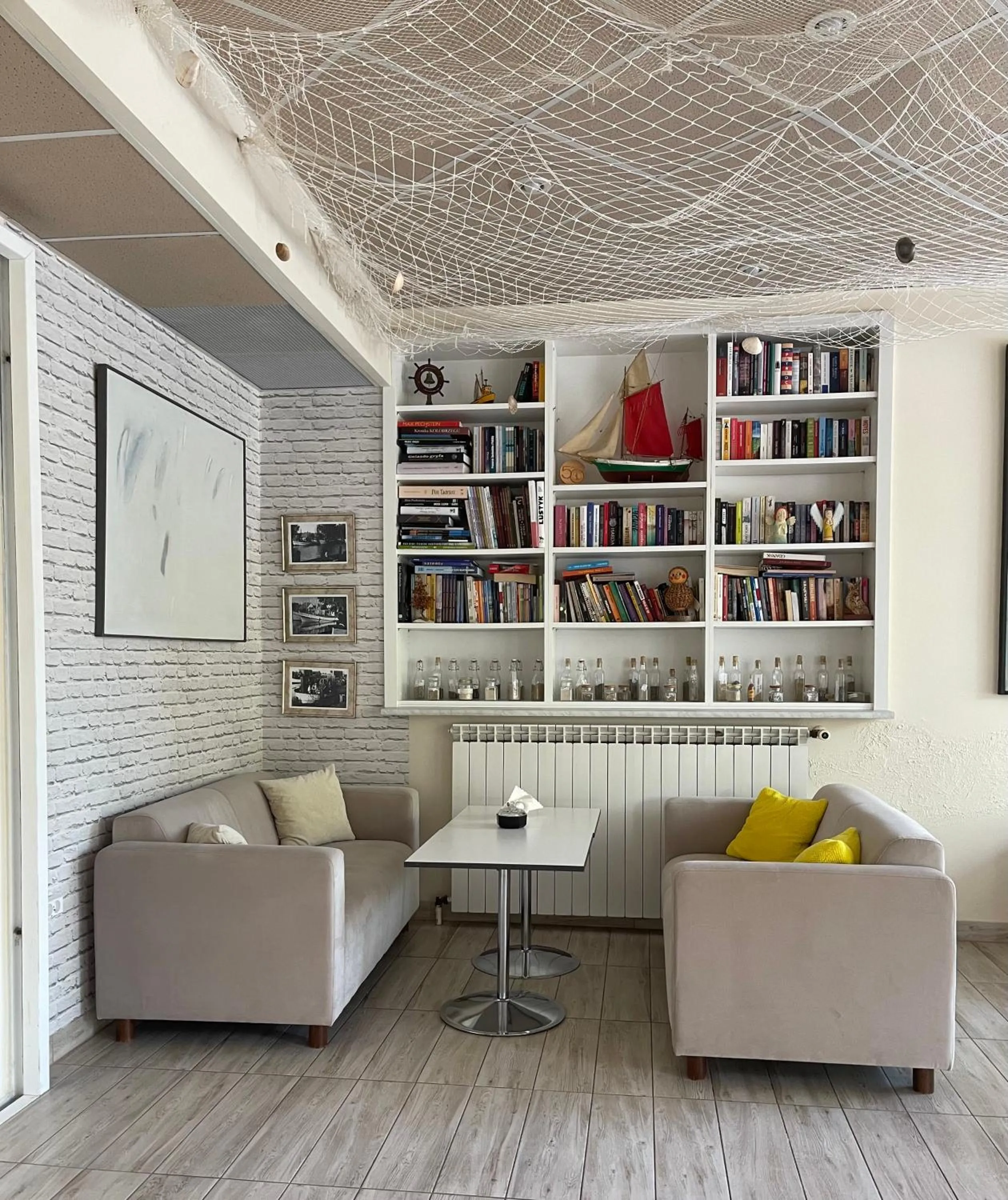 Seating area in Damroka