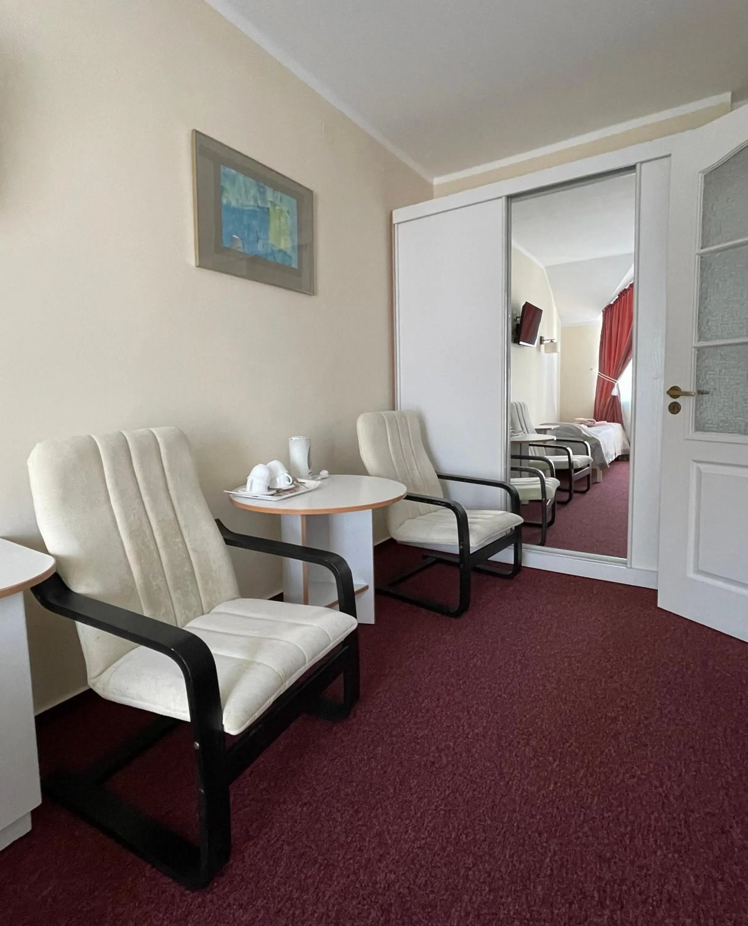 Photo of the whole room in Damroka