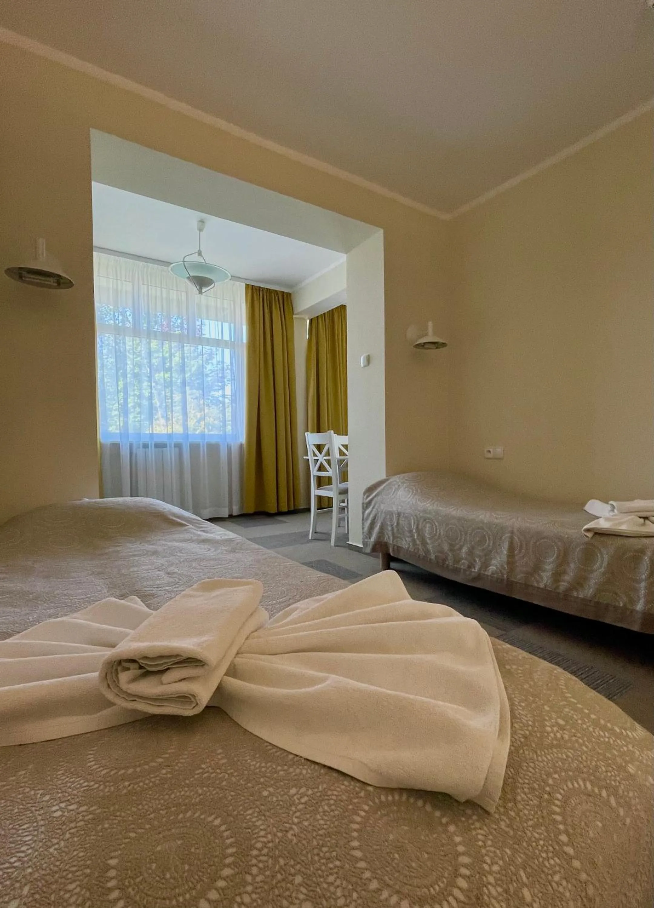 Photo of the whole room, Bed in Damroka