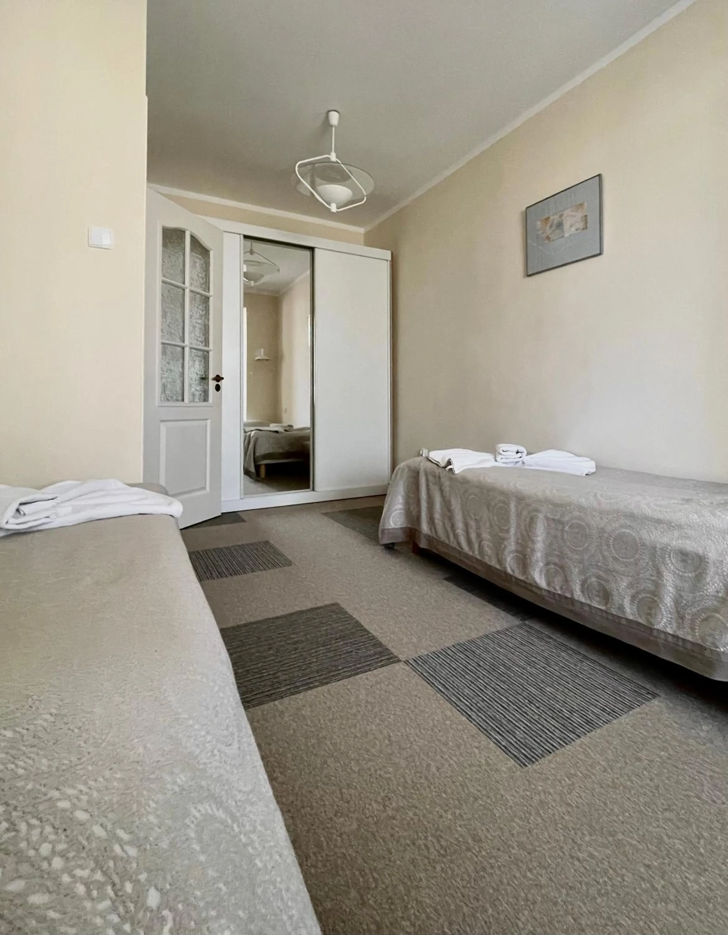 Photo of the whole room, Bed in Damroka