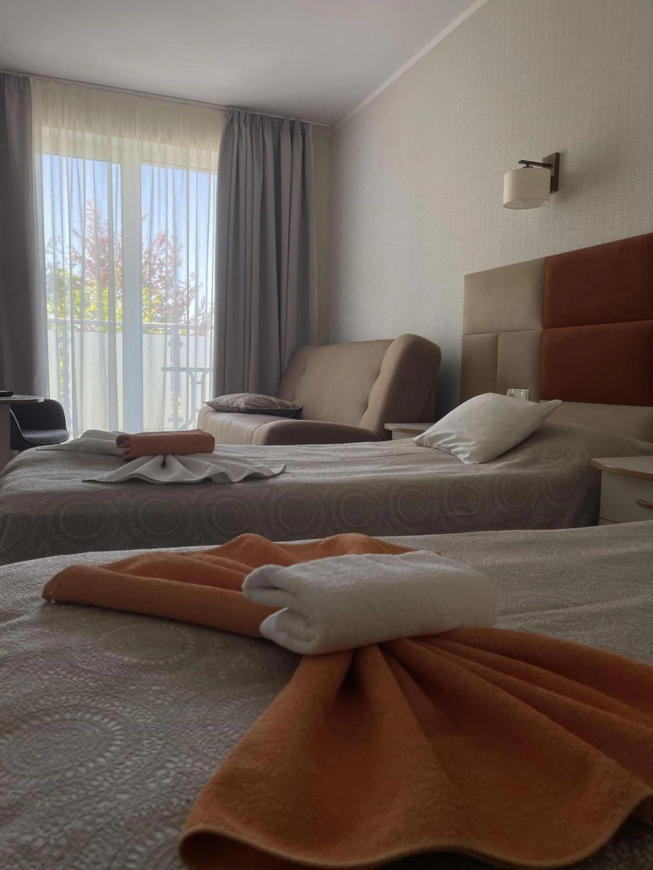 Photo of the whole room, Bed in Damroka