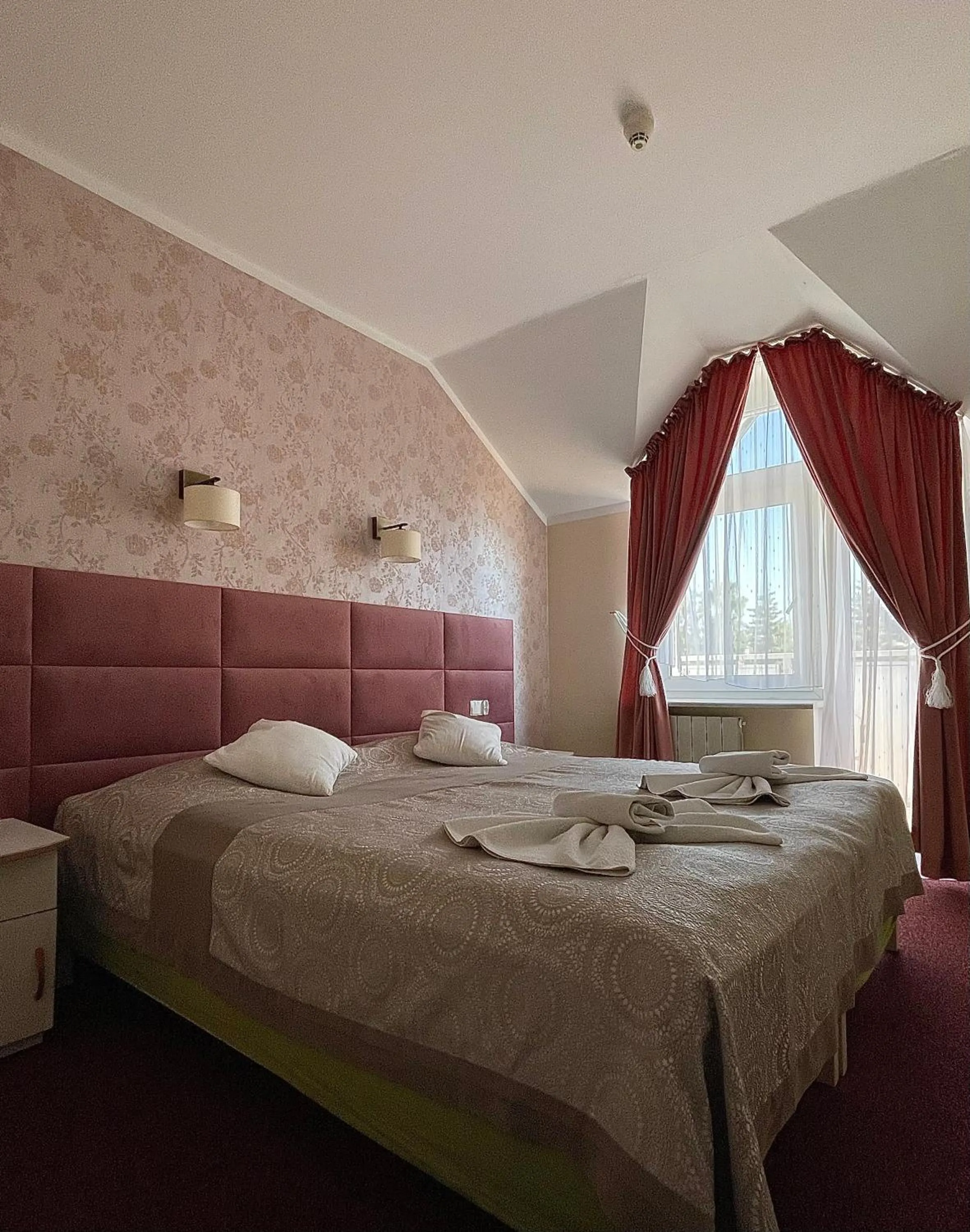 Bedroom, Bed in Damroka