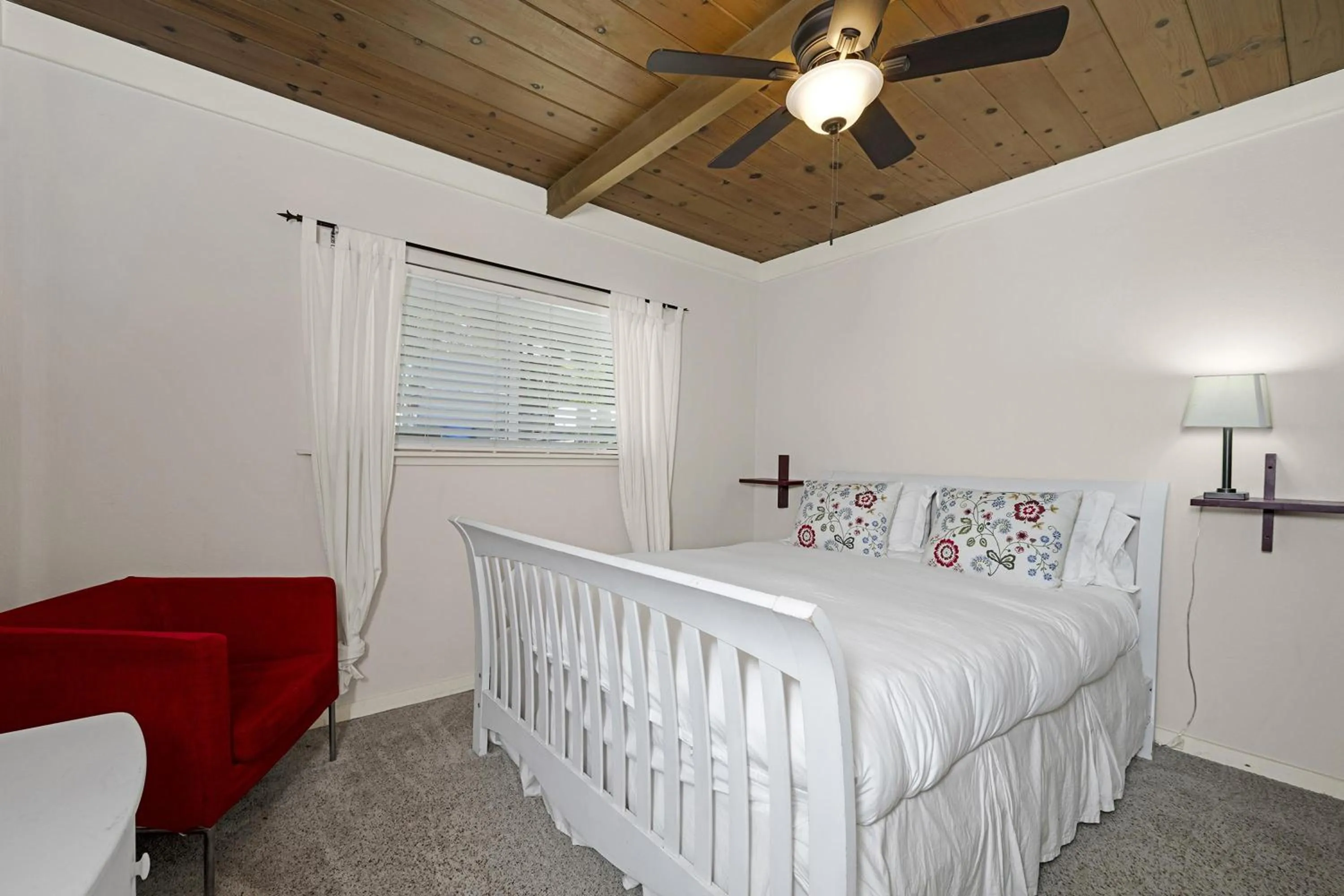 Property building, Bed in River View Lodge - Hot Tub And Tastings Included