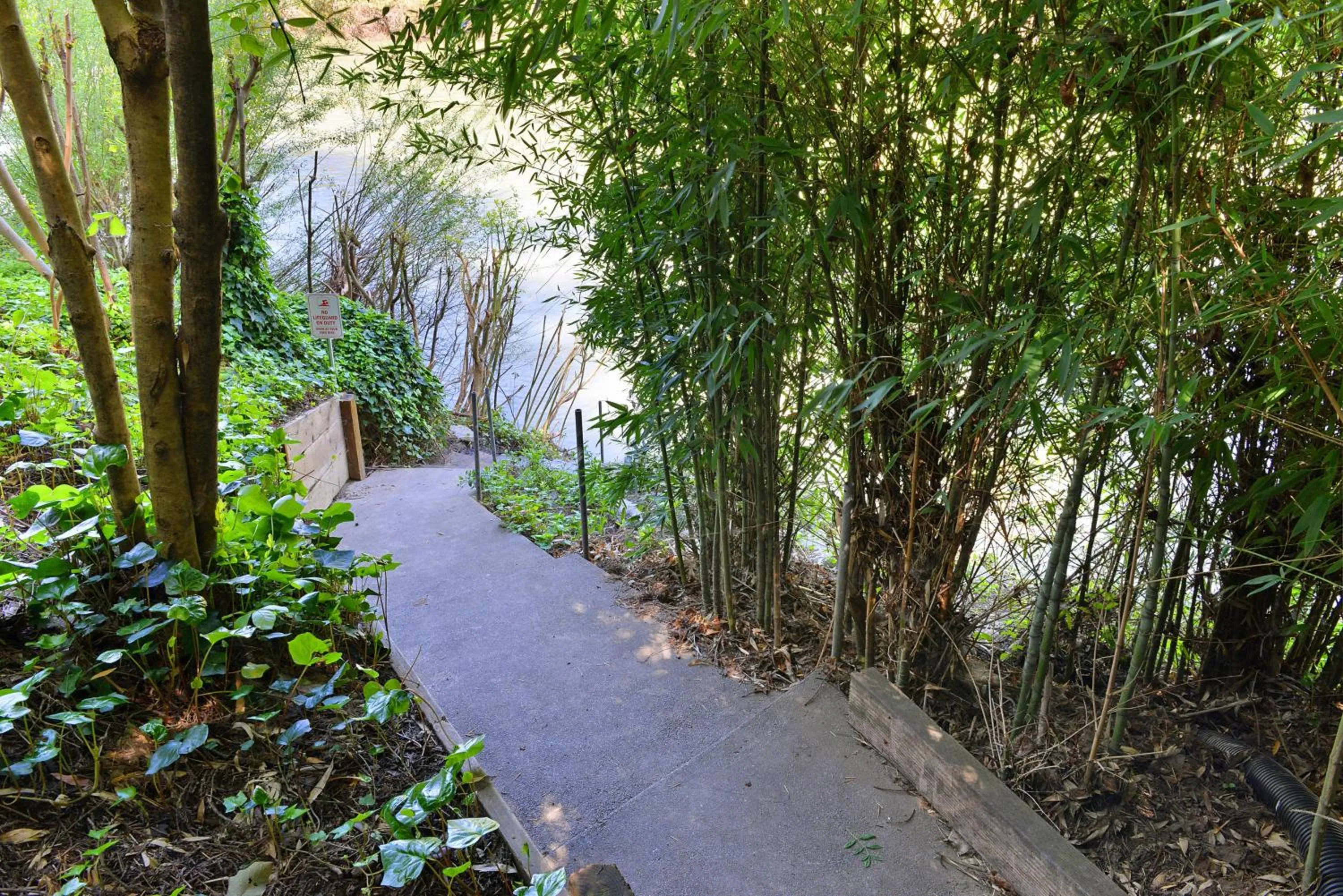 Garden in River View Lodge - Hot Tub And Tastings Included