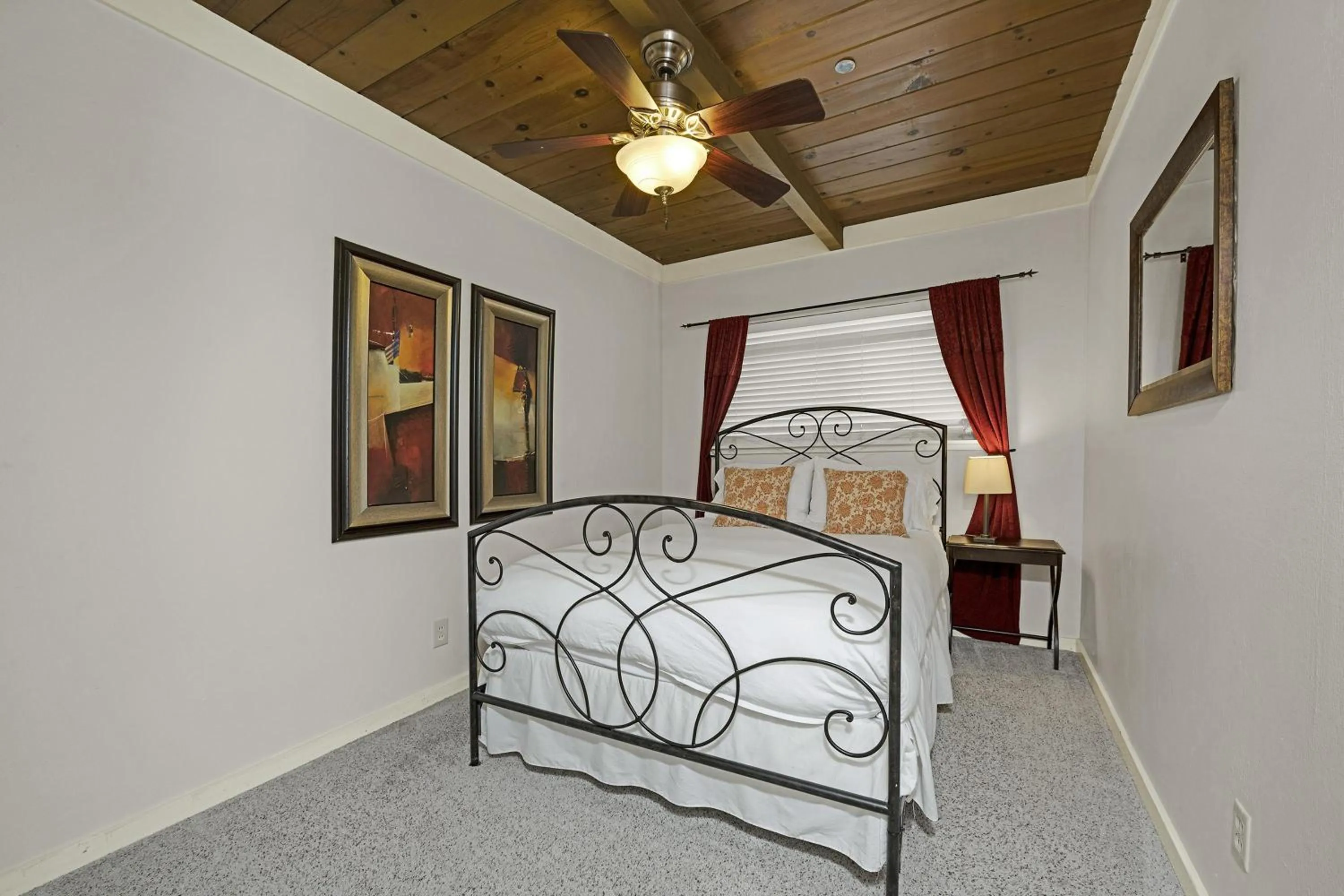 Property building, Bed in River View Lodge - Hot Tub And Tastings Included