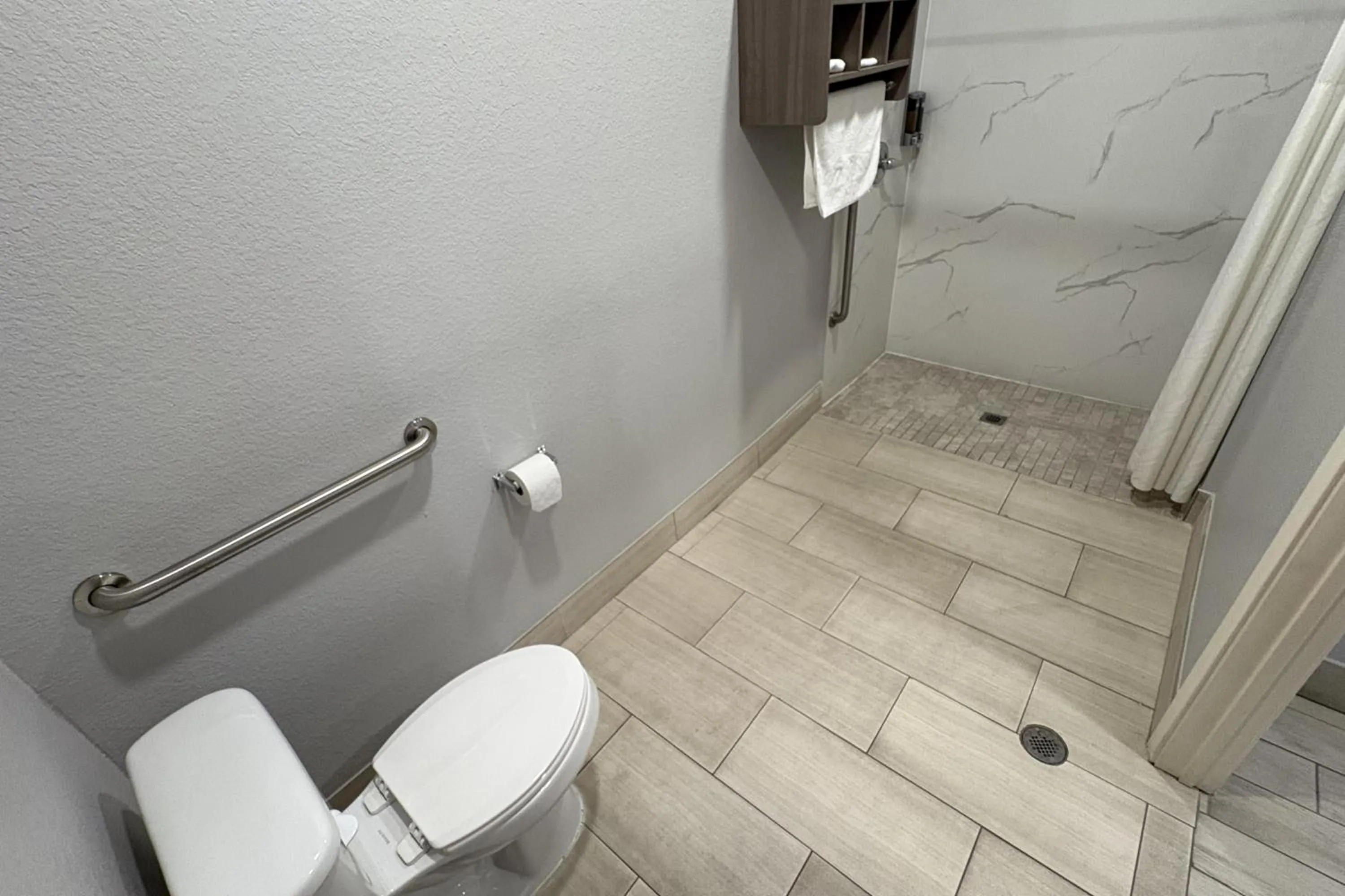 Bathroom in Kiwi Inn Capital O Houston - Hwy 249