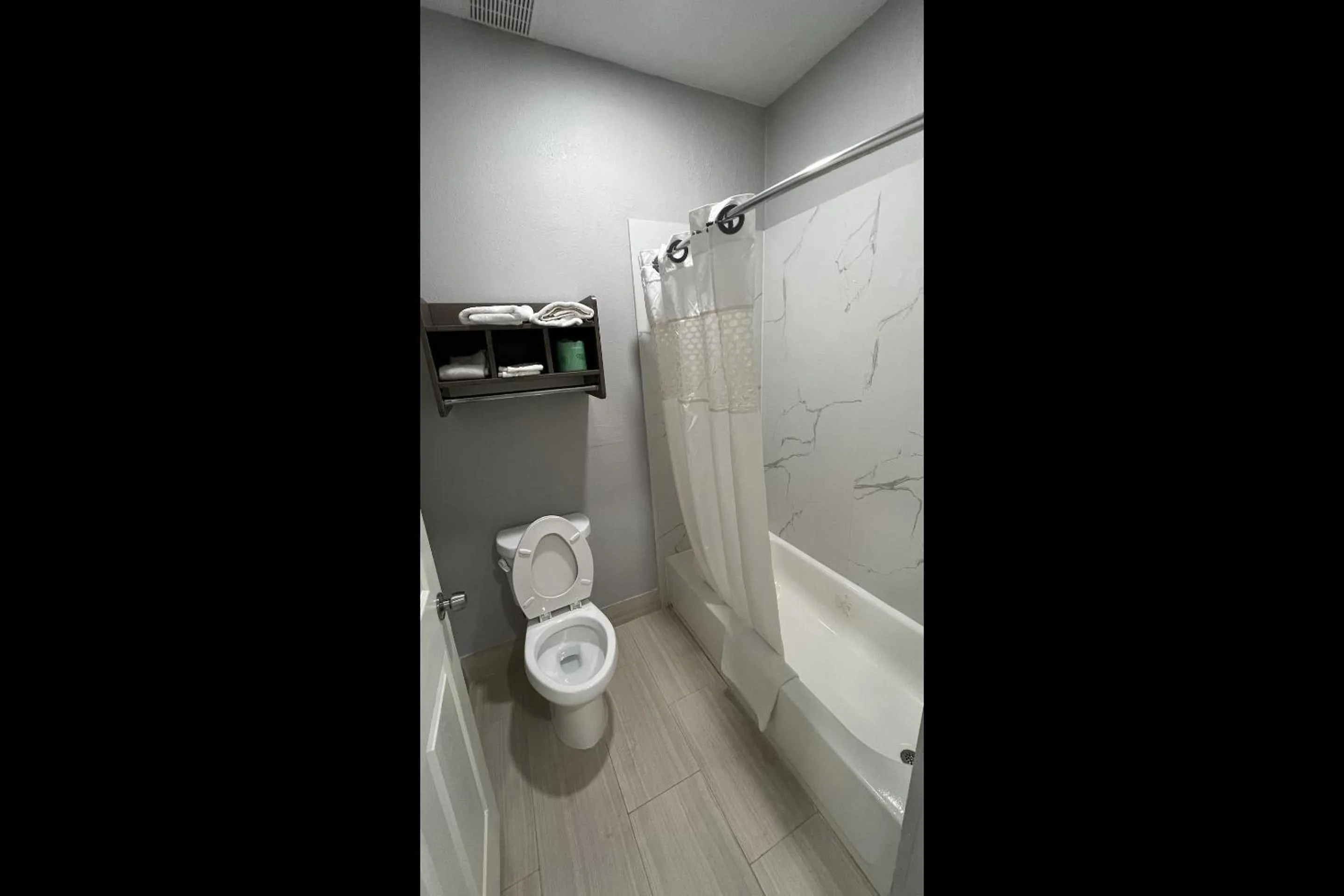 King Bed Non-Smoking with Jetted Tub in Kiwi Inn By OYO Willowbrook Houston Hwy 249 Beltway