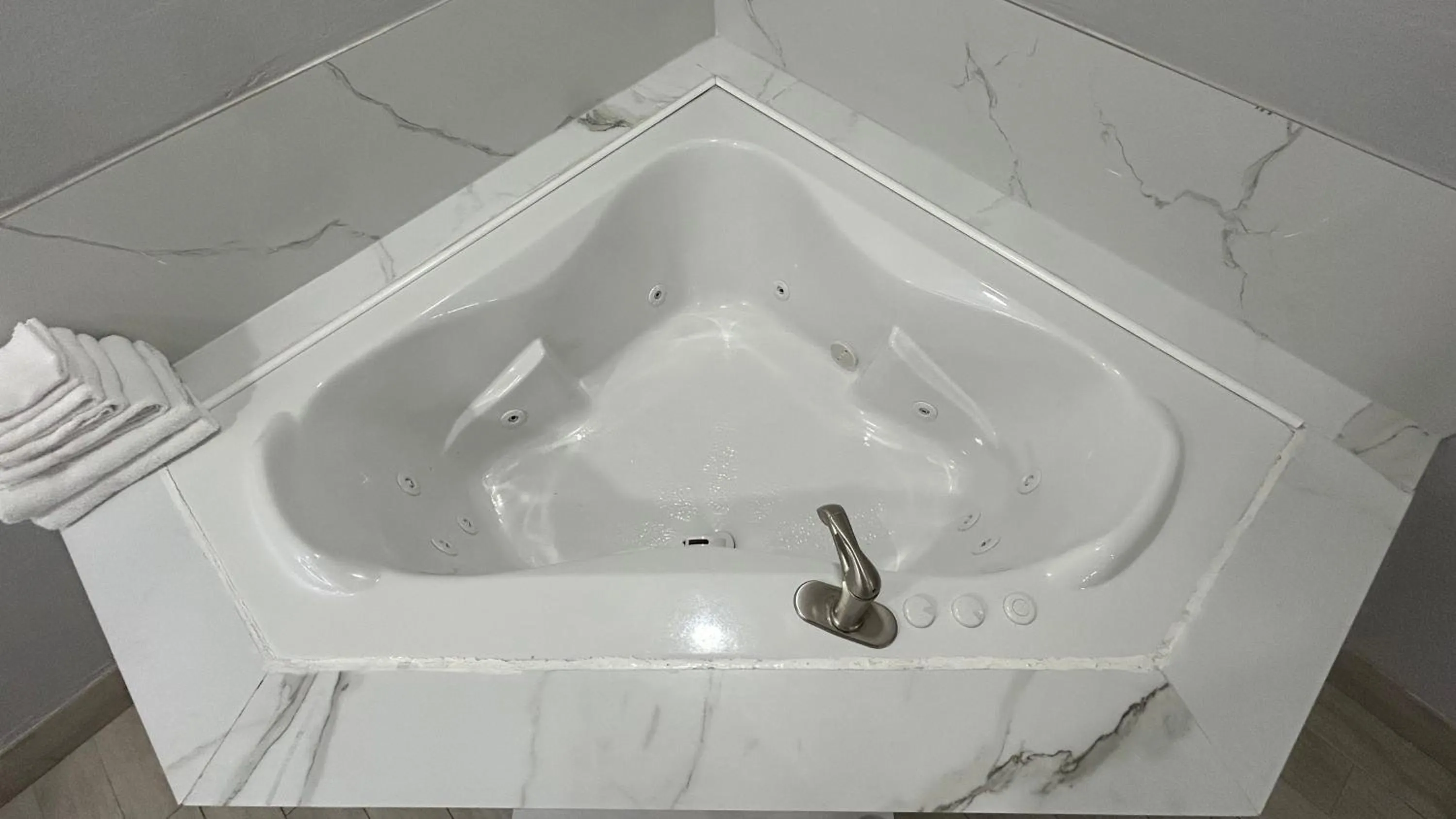 Hot Tub in Kiwi Inn Capital O Houston - Hwy 249