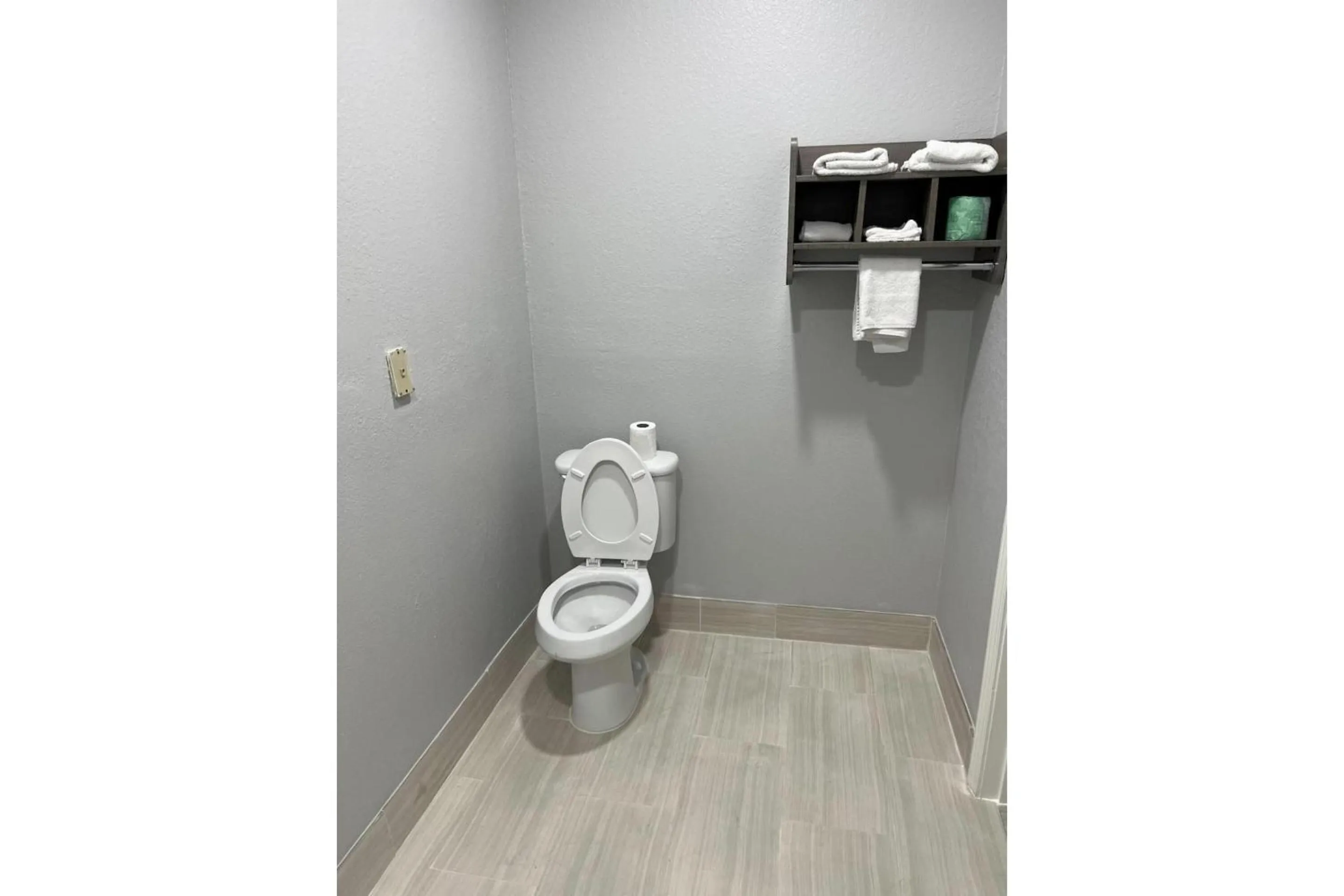 Bathroom in Kiwi Inn Capital O Houston - Hwy 249