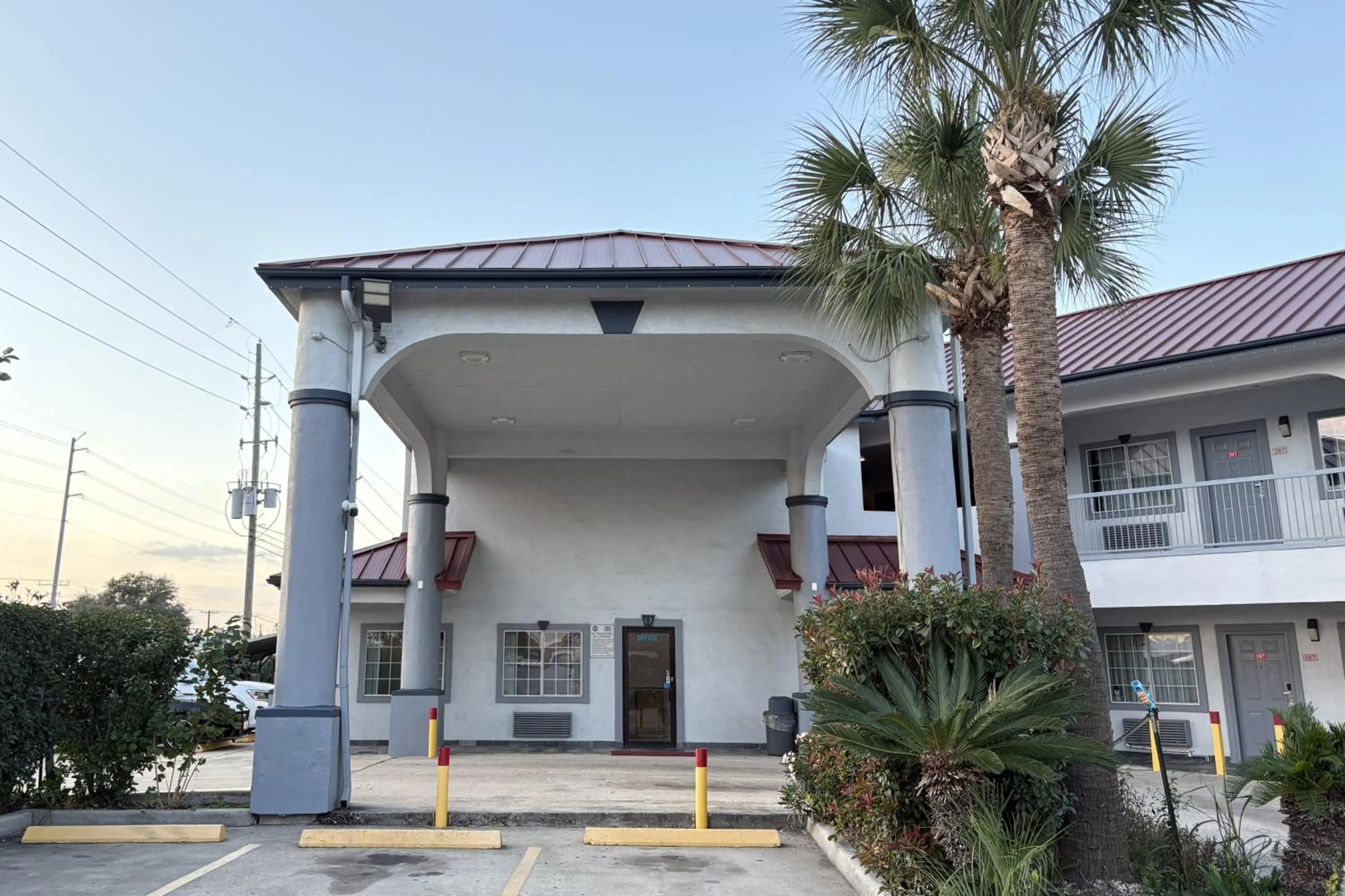 Property building in Kiwi Inn Capital O Houston - Hwy 249