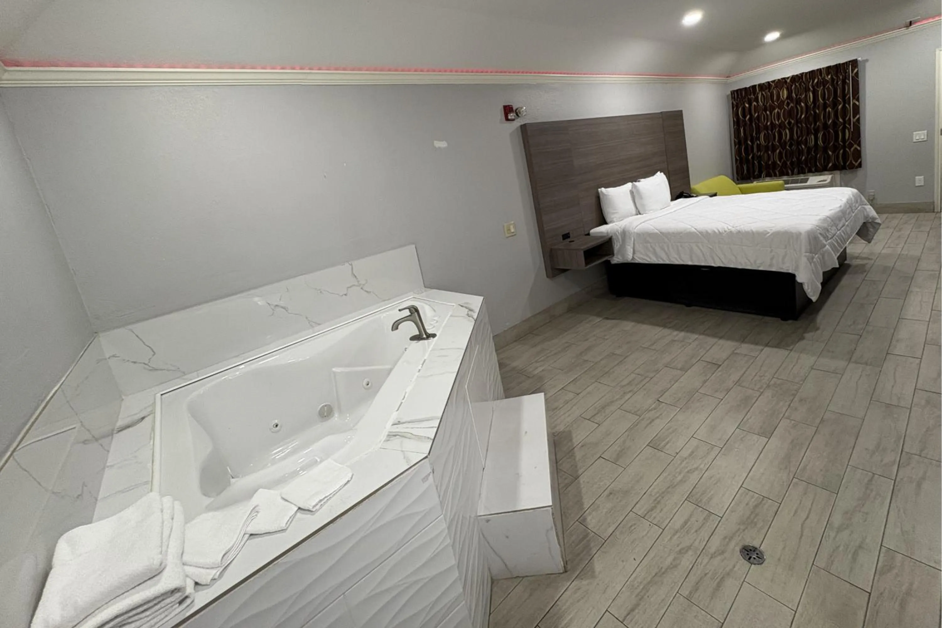 Hot Tub, Bed in Kiwi Inn Capital O Houston - Hwy 249