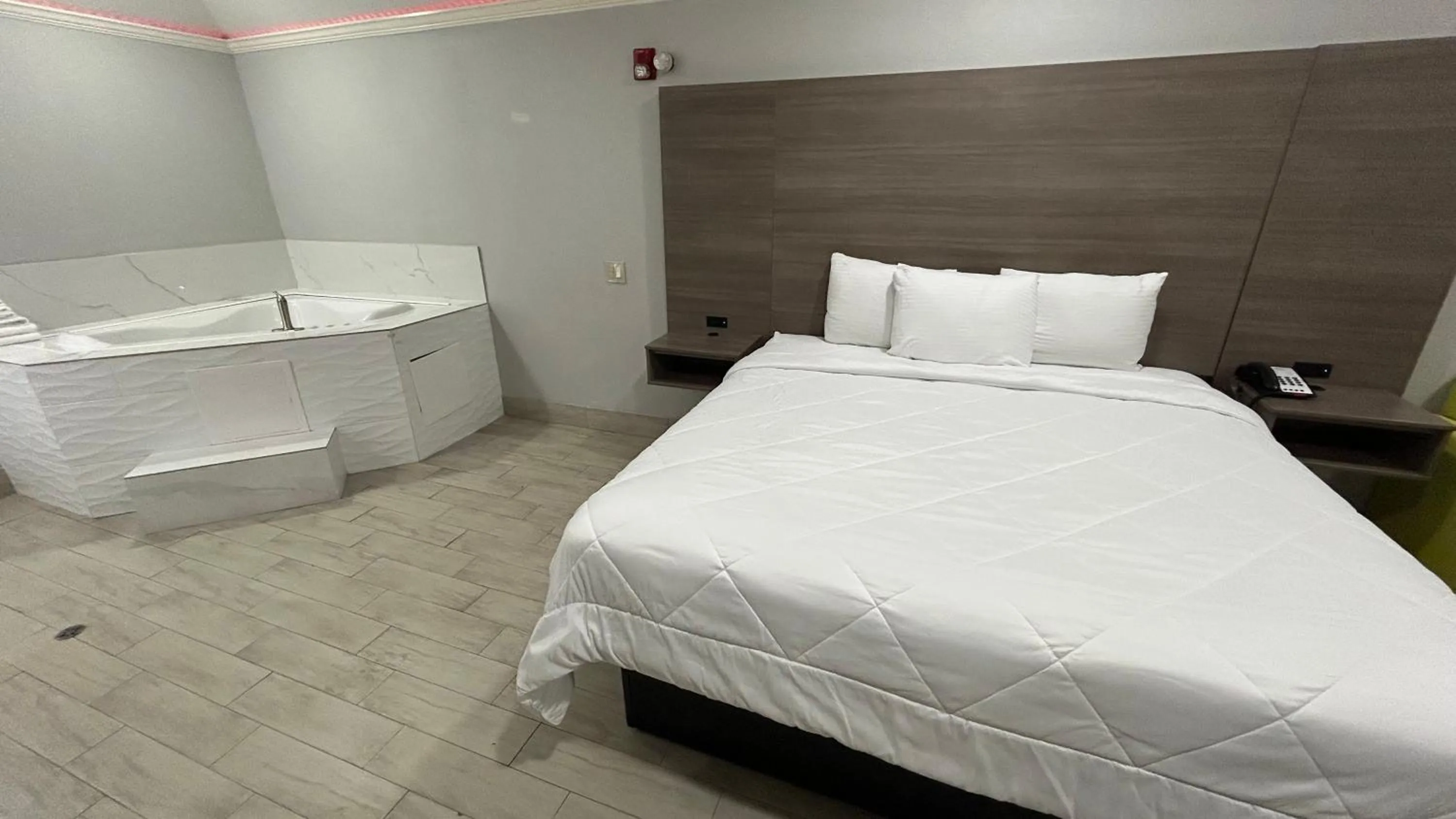 Bedroom, Bed in Kiwi Inn Capital O Houston - Hwy 249