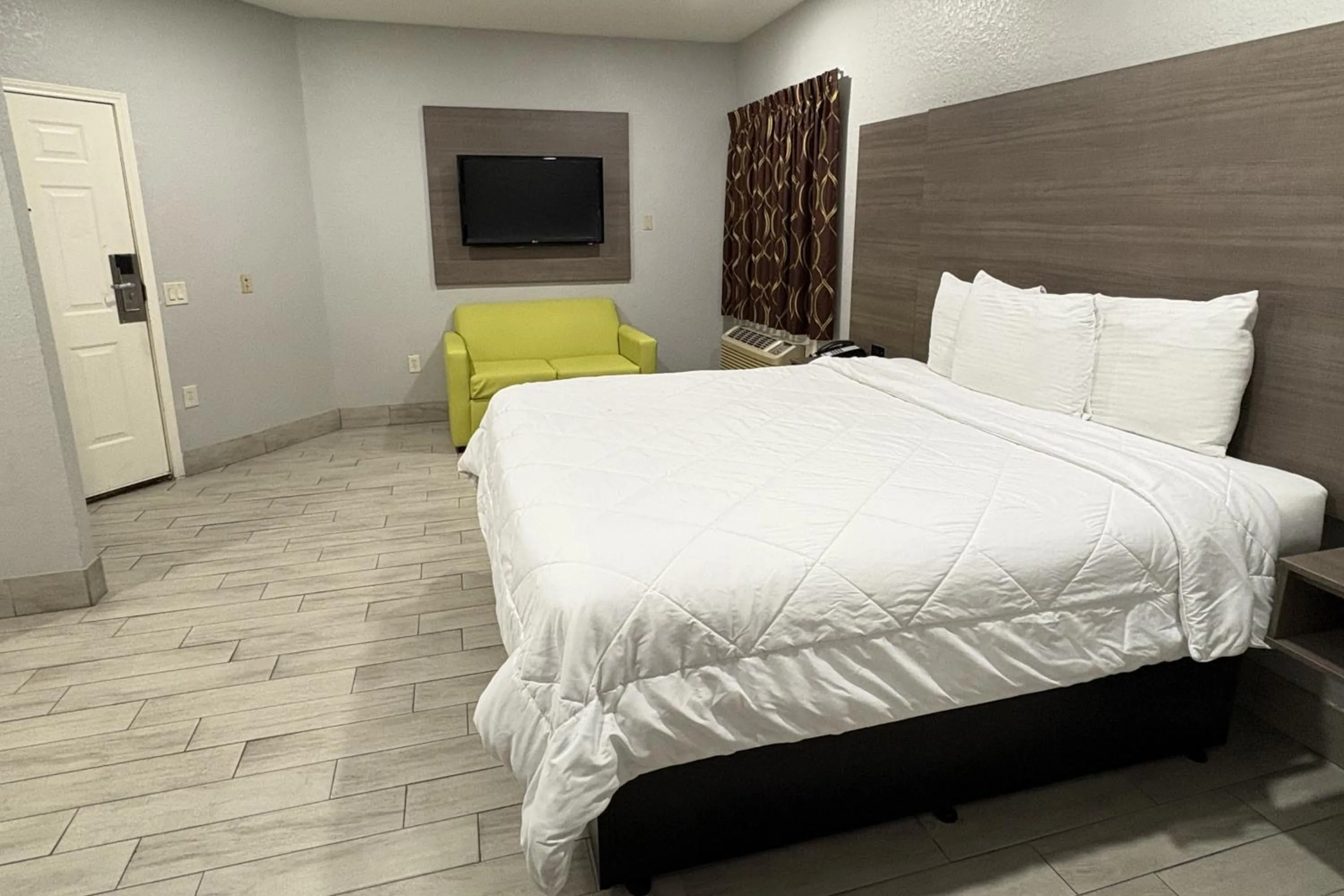 Bedroom, Bed in Kiwi Inn Capital O Houston - Hwy 249