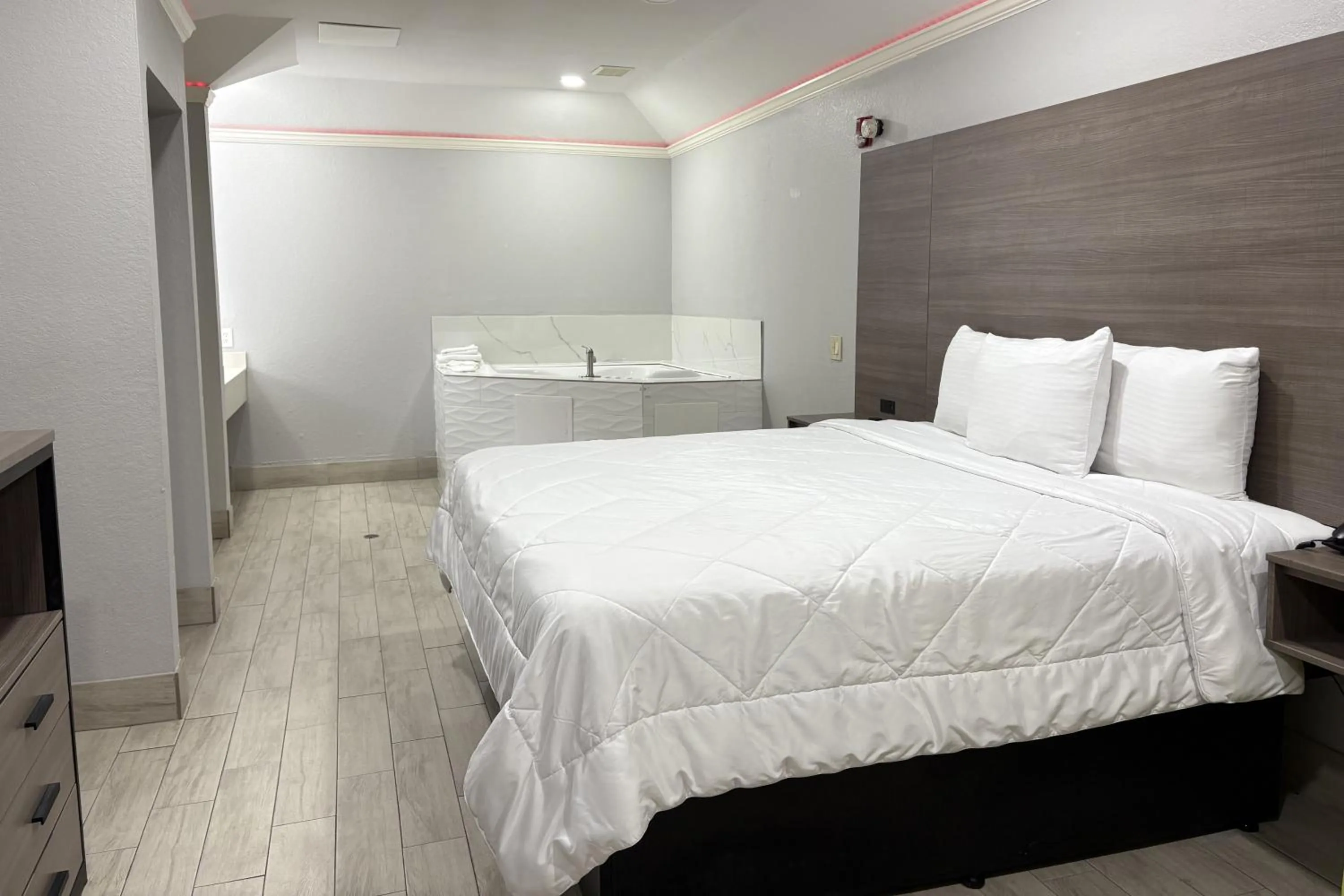 Bedroom, Bed in Kiwi Inn Capital O Houston - Hwy 249