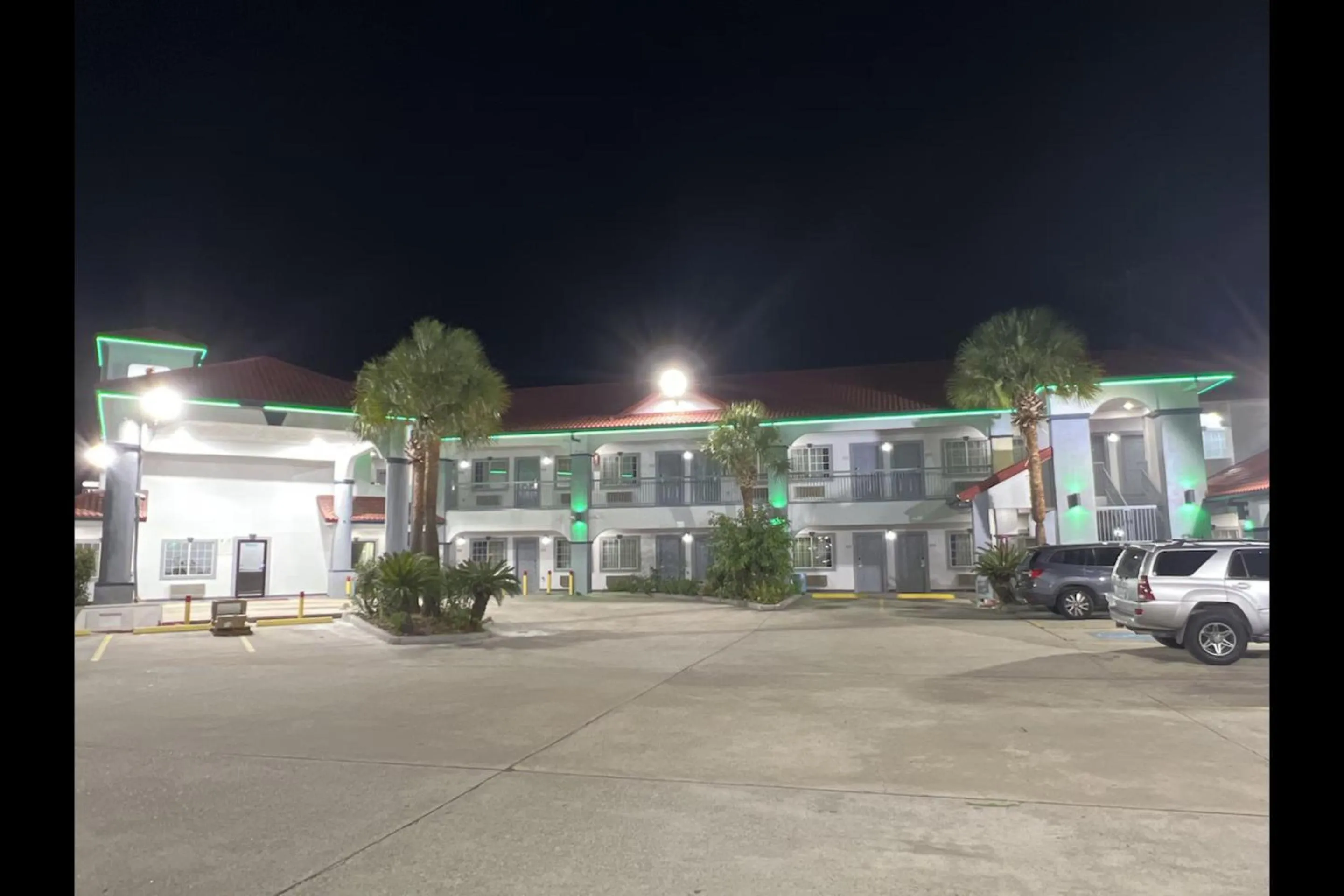 Facade/entrance in Kiwi Inn Capital O Houston - Hwy 249