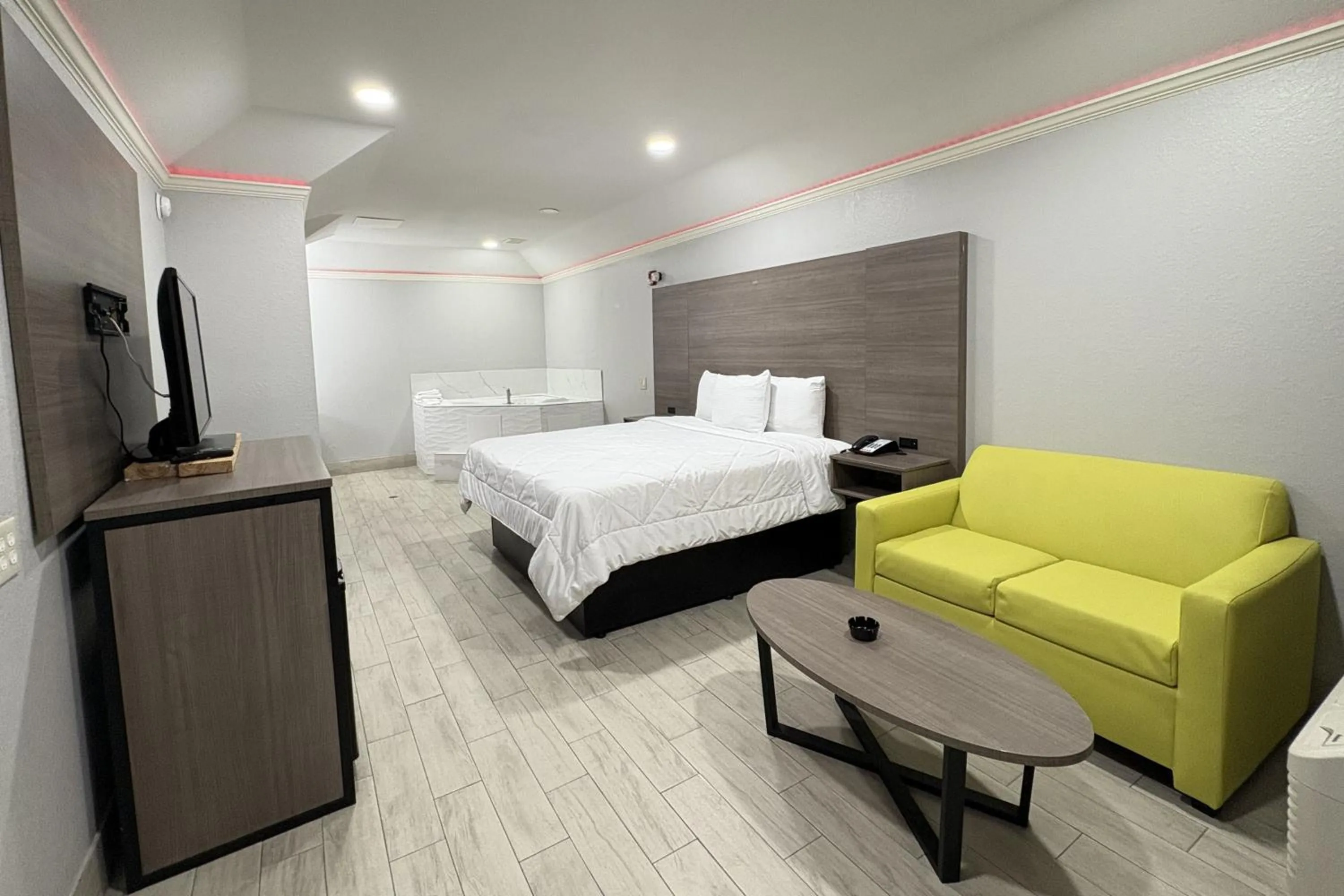 Bedroom, Bed in Kiwi Inn Capital O Houston - Hwy 249