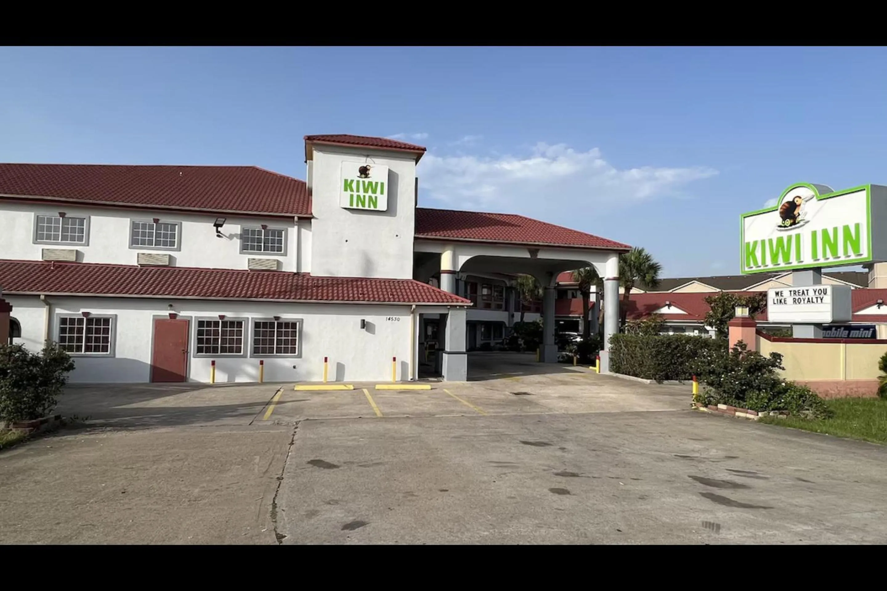 Property building in Kiwi Inn Capital O Houston - Hwy 249