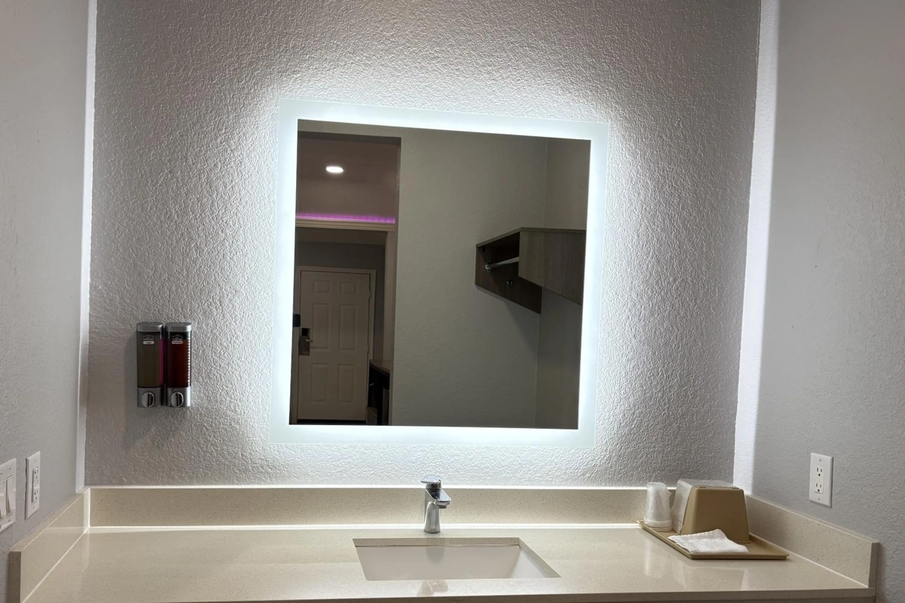 Bathroom in Kiwi Inn Capital O Houston - Hwy 249