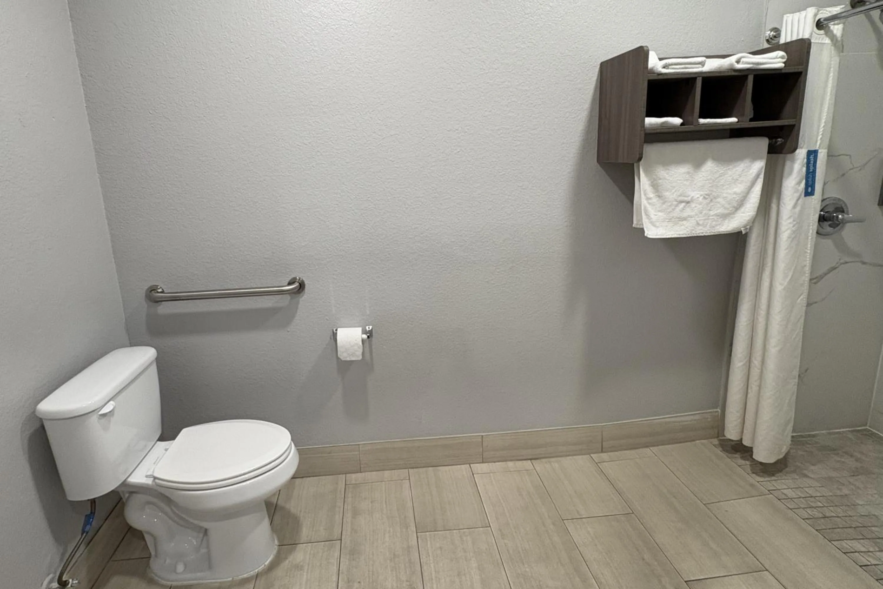 Bathroom in Kiwi Inn Capital O Houston - Hwy 249