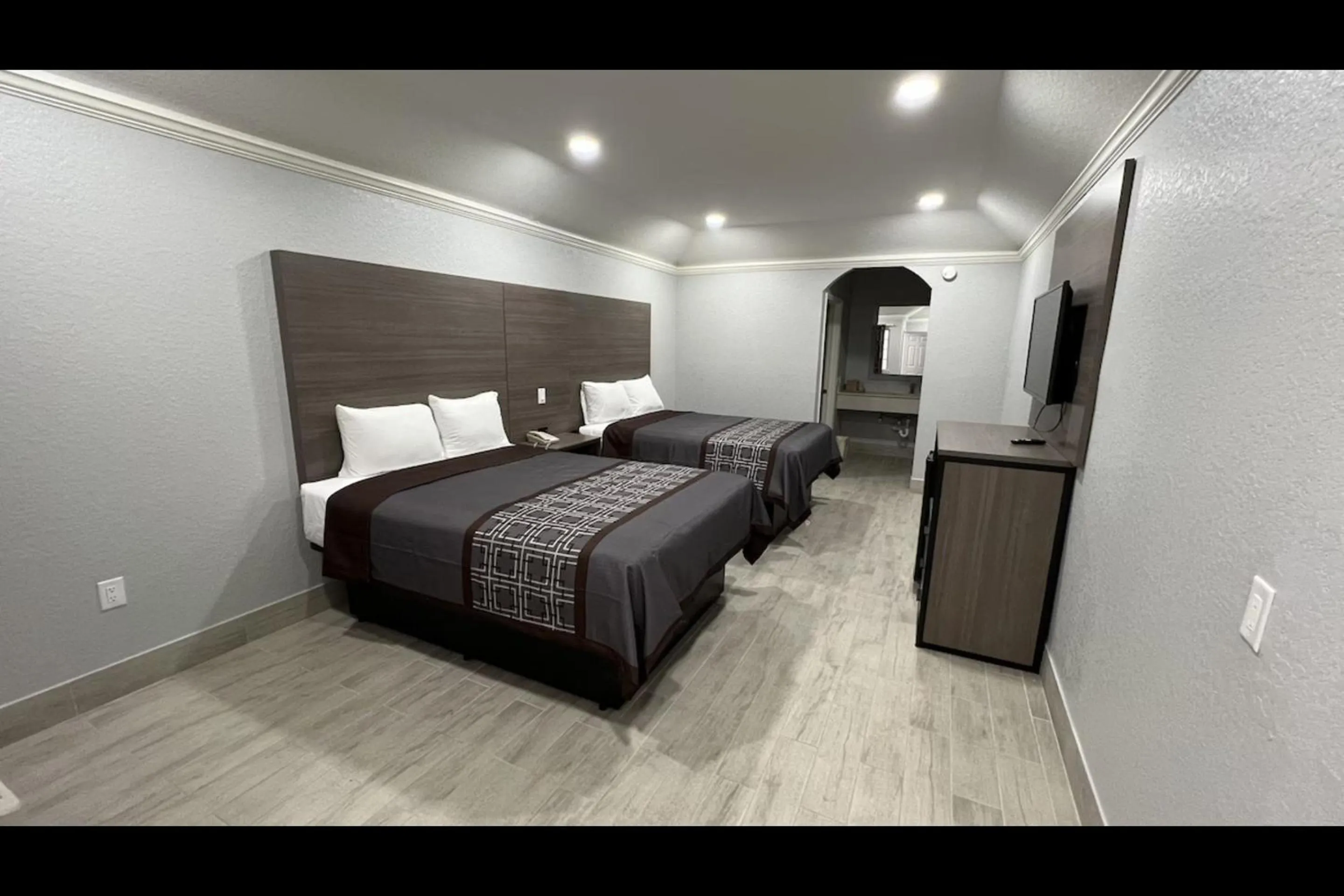 2 Queen Beds Accessible Non-Smoking in Kiwi Inn By OYO Willowbrook Houston Hwy 249 Beltway