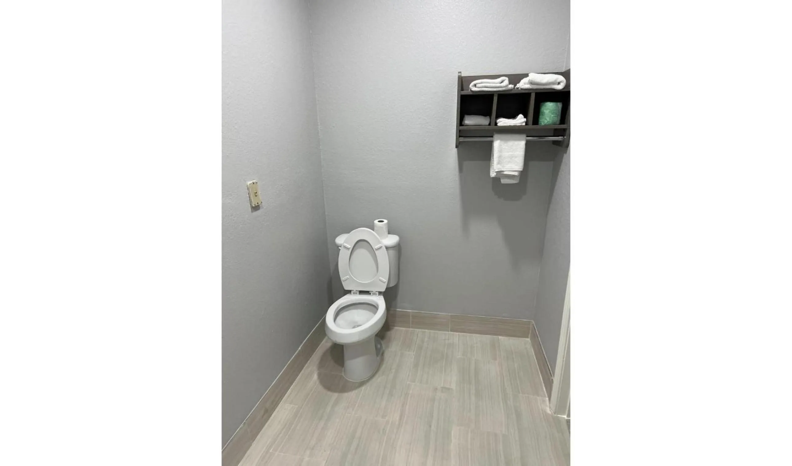 Bathroom in Kiwi Inn Capital O Houston - Hwy 249