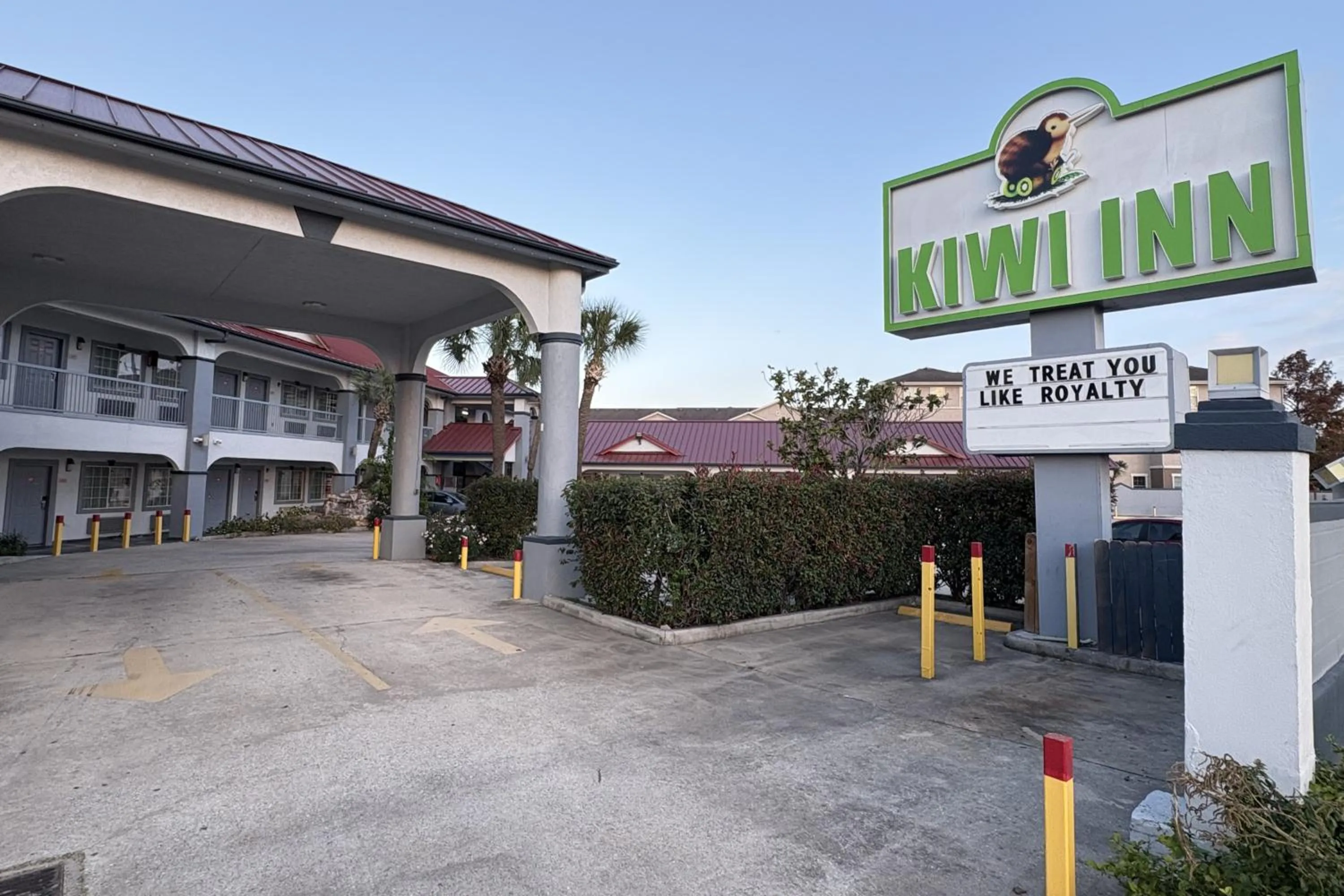 Facade/entrance in Kiwi Inn Capital O Houston - Hwy 249