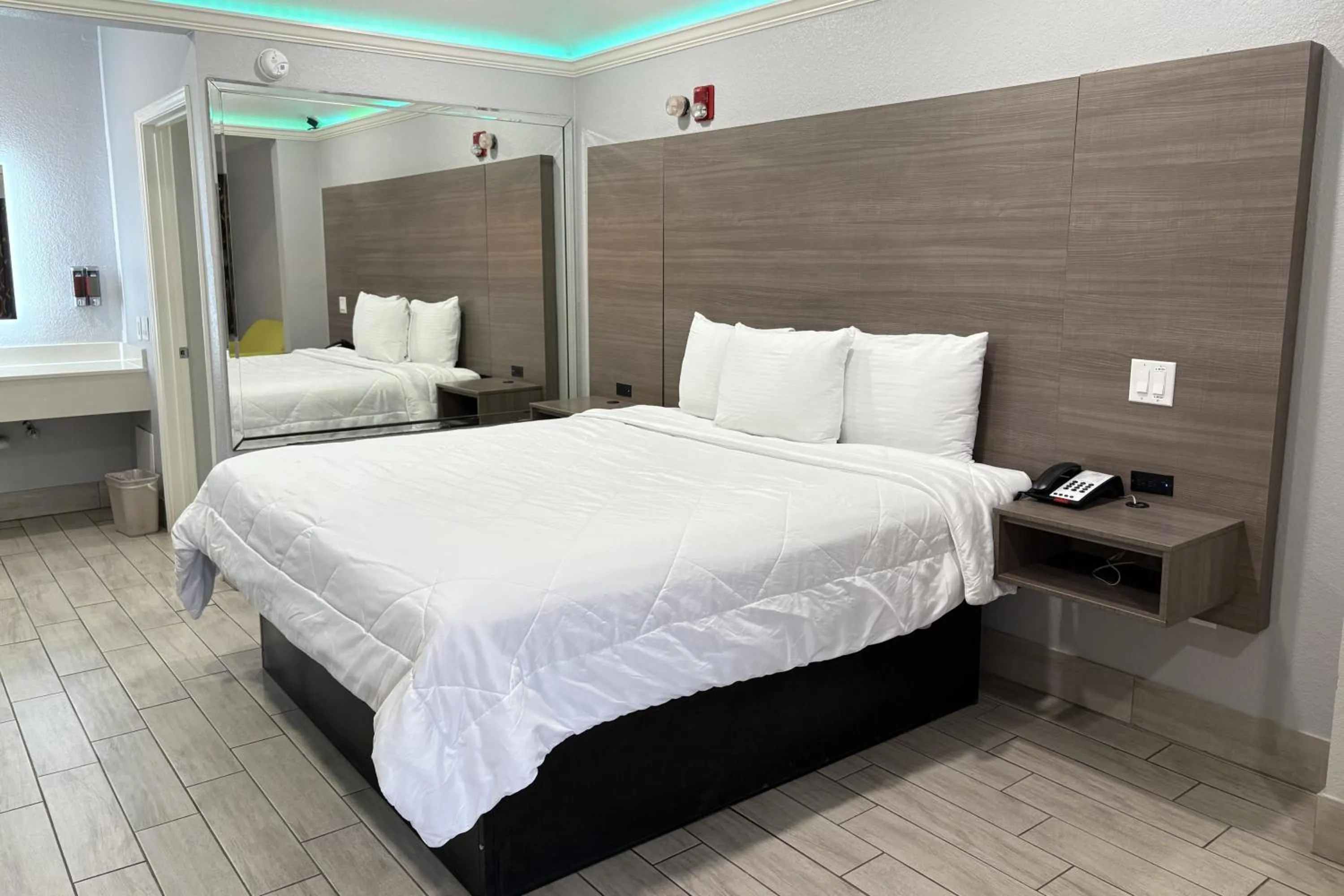 Bedroom, Bed in Kiwi Inn Capital O Houston - Hwy 249