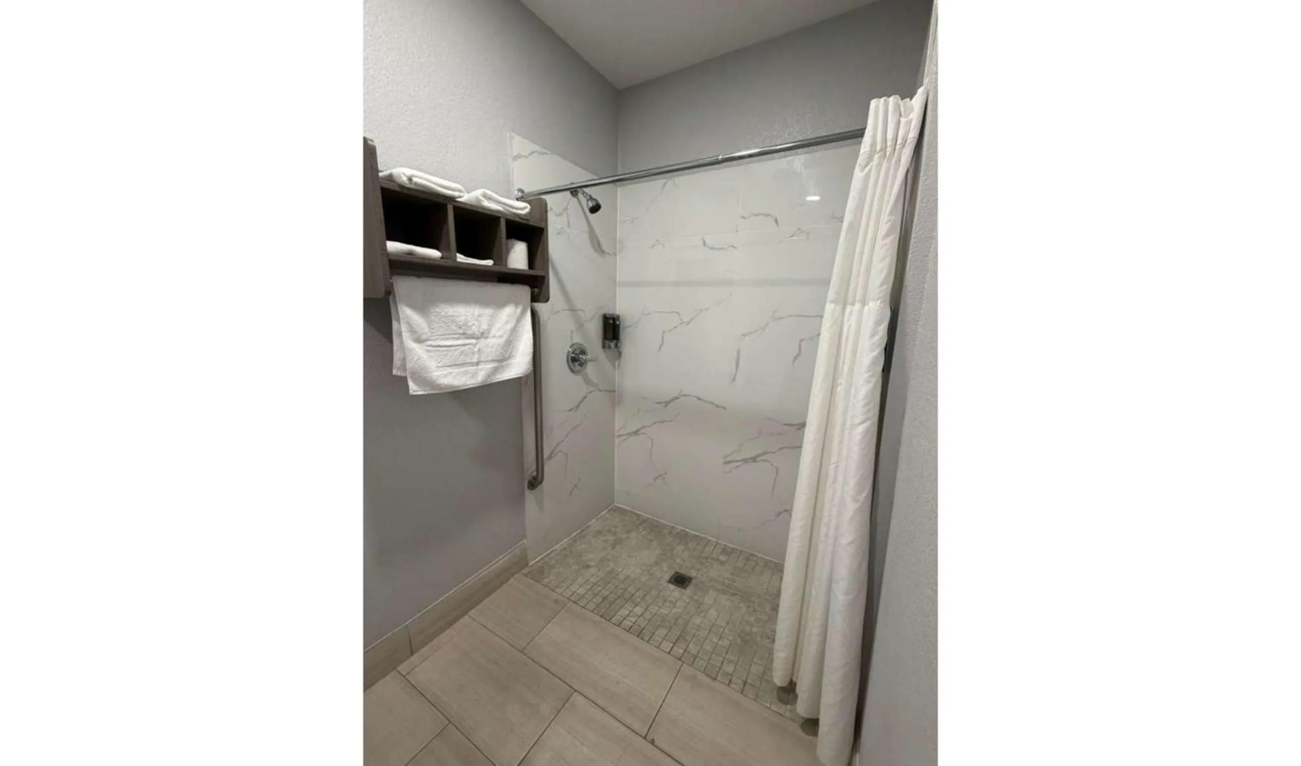 Bathroom in Kiwi Inn Capital O Houston - Hwy 249