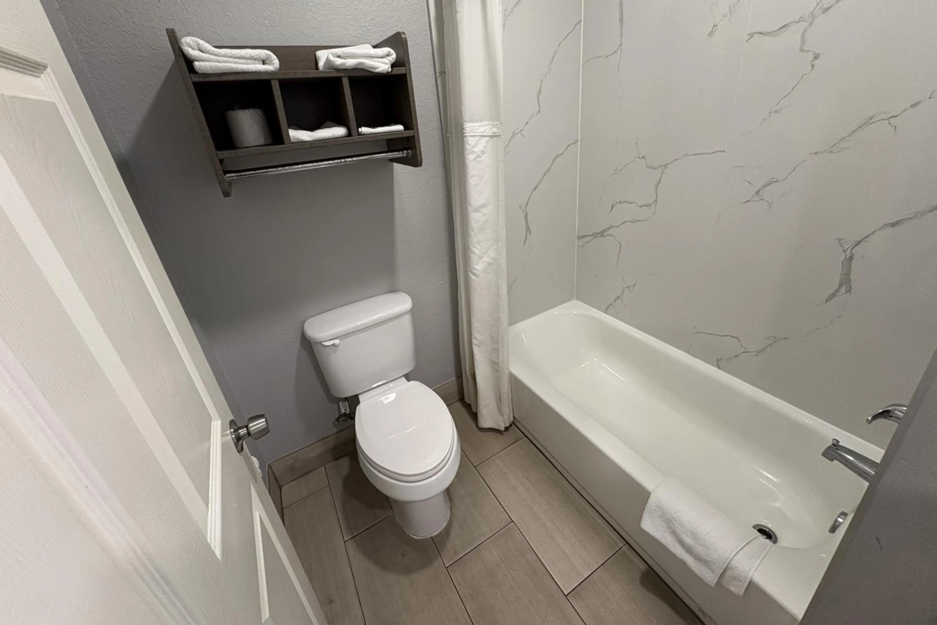 Bathroom in Kiwi Inn Capital O Houston - Hwy 249