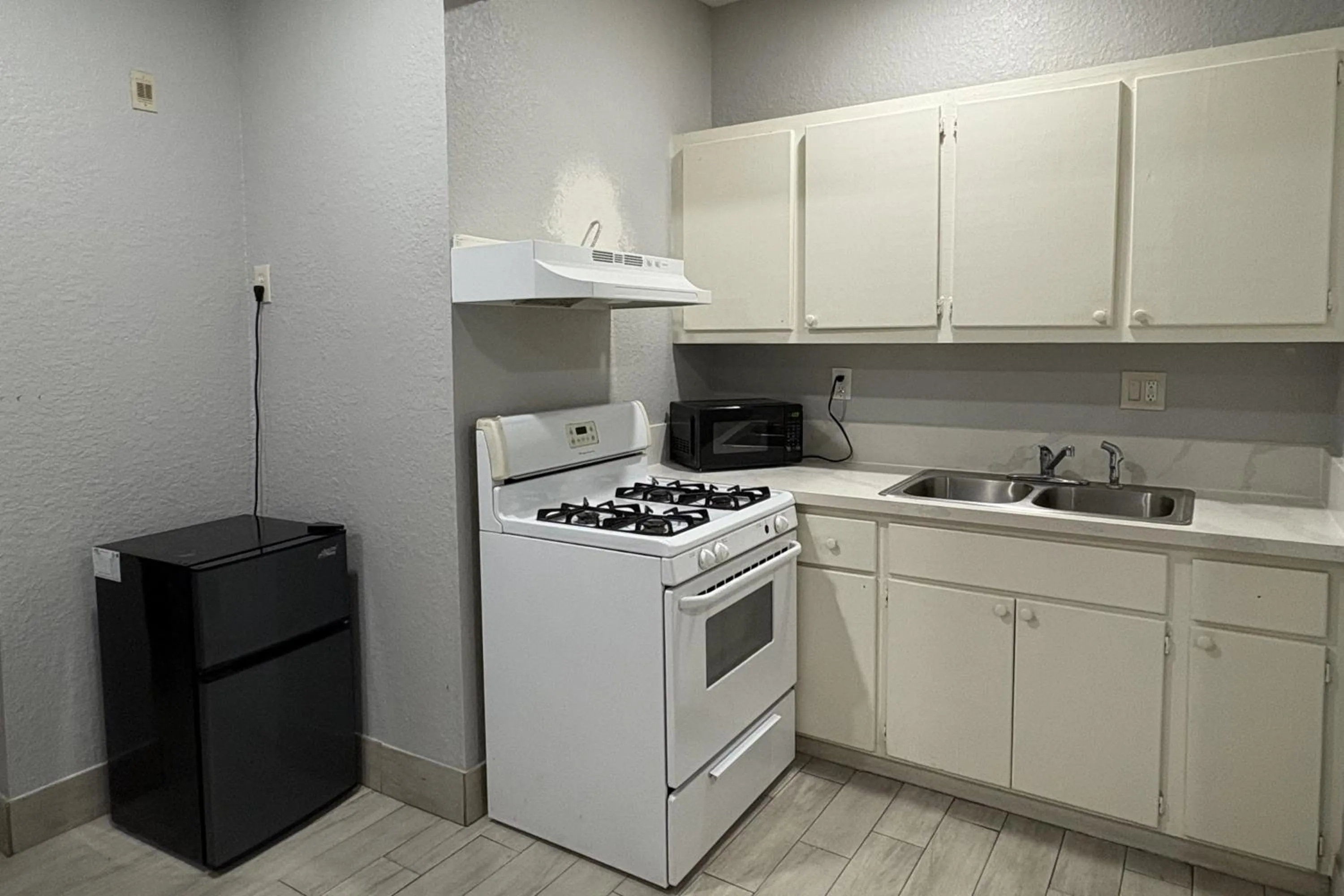 Kitchen or kitchenette in Kiwi Inn Capital O Houston - Hwy 249