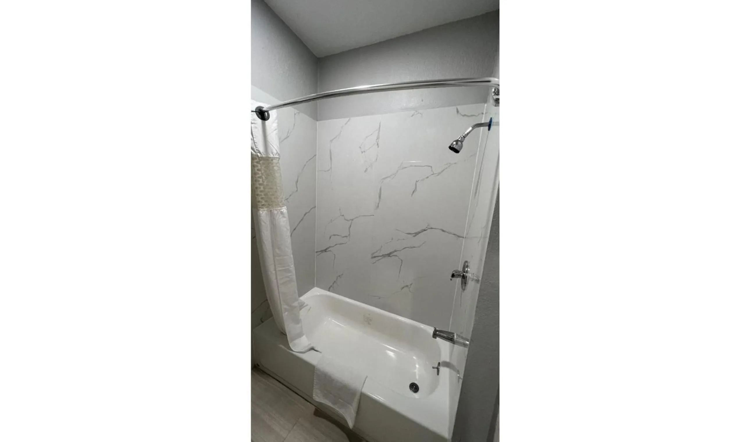 Bathroom in Kiwi Inn Capital O Houston - Hwy 249