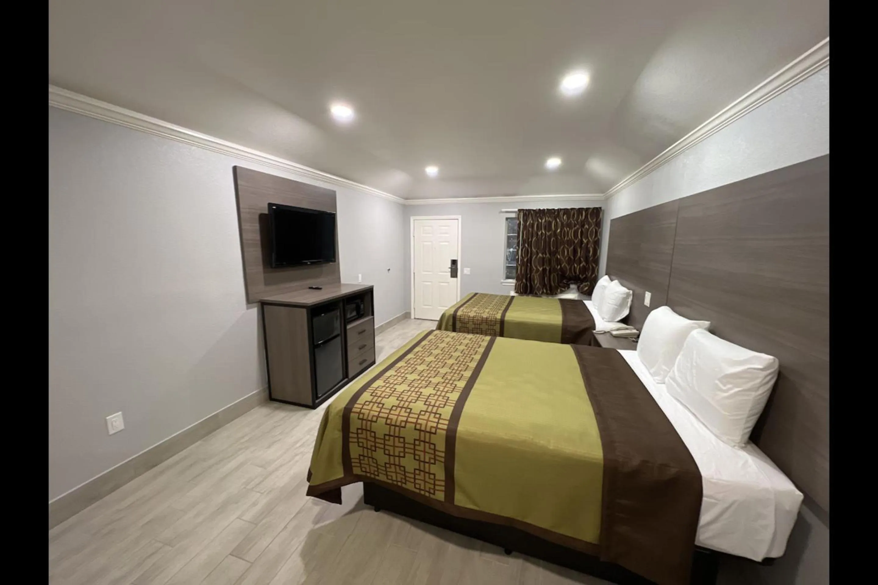 2 Queen Beds Non-Smoking in Kiwi Inn By OYO Willowbrook Houston Hwy 249 Beltway