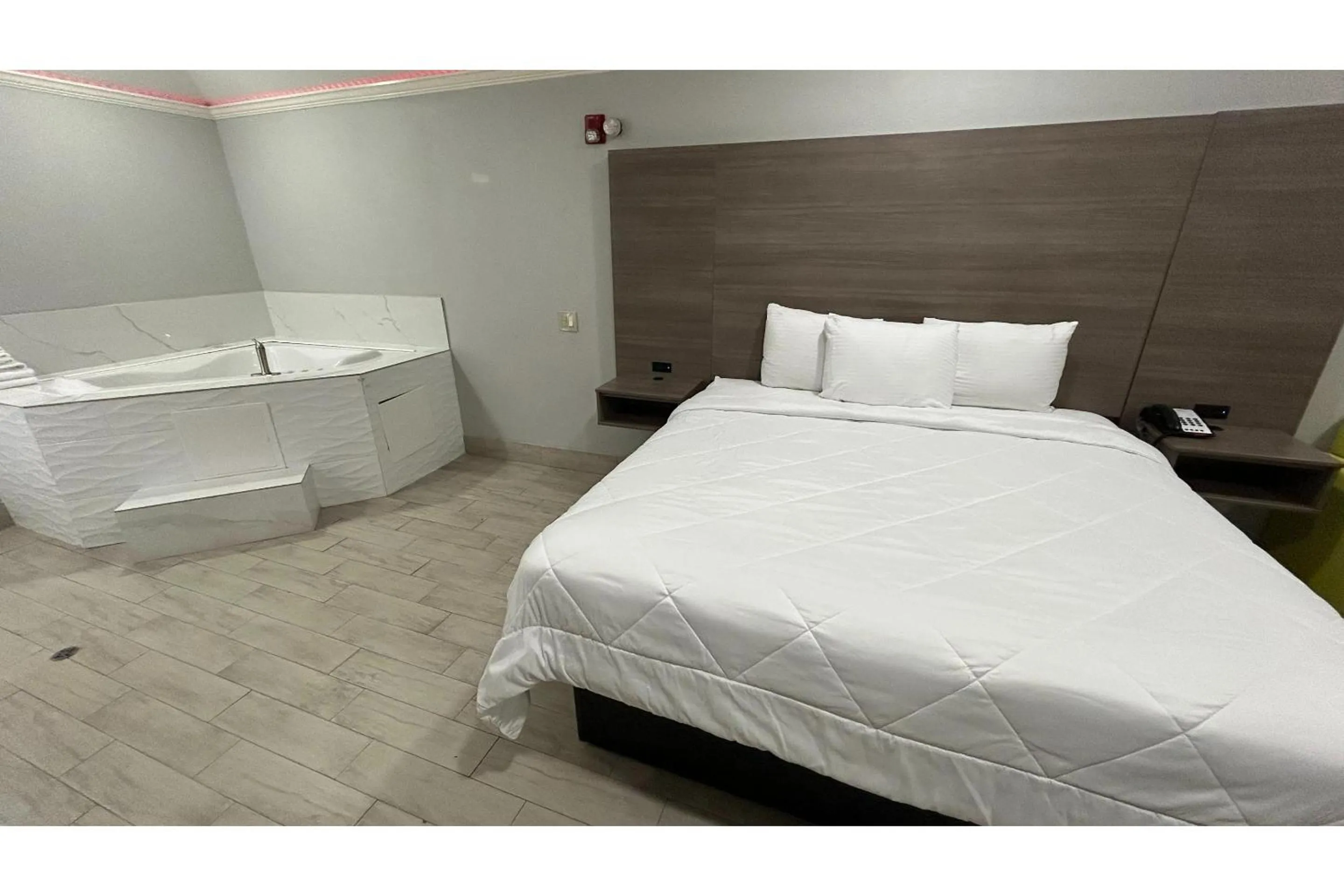 Bedroom, Bed in Kiwi Inn Capital O Houston - Hwy 249