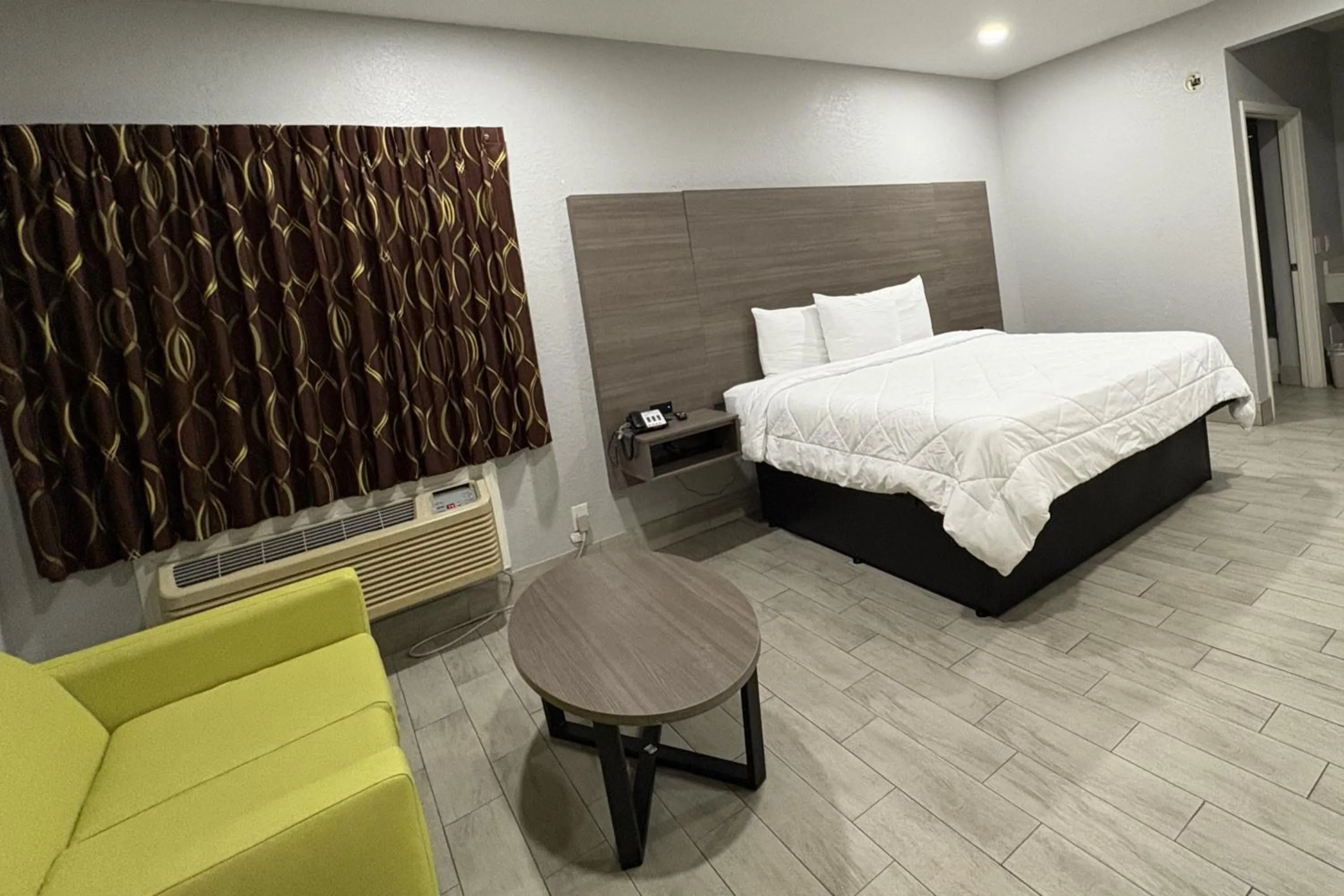 Bedroom, Bed in Kiwi Inn Capital O Houston - Hwy 249