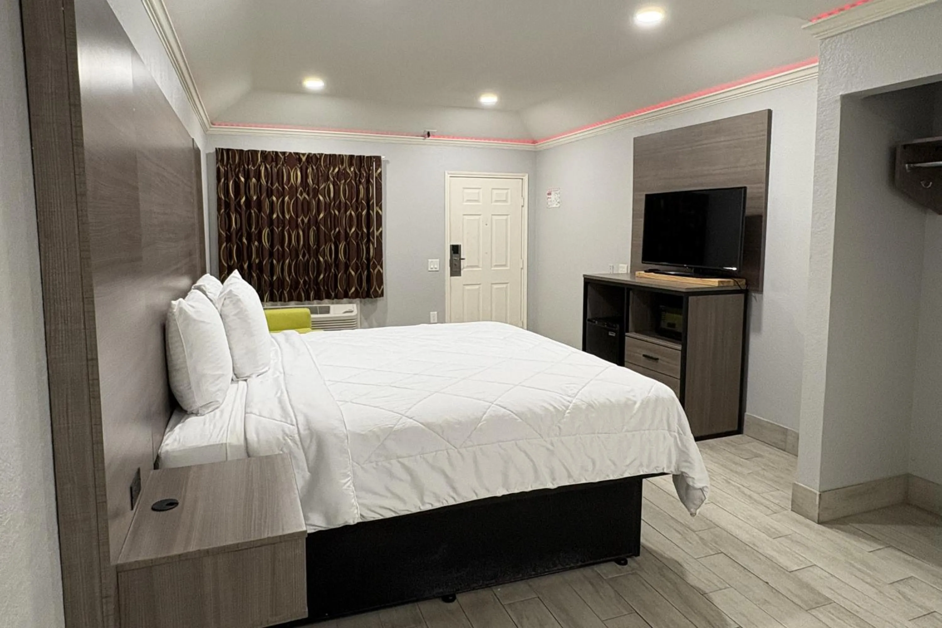 Bedroom, Bed in Kiwi Inn Capital O Houston - Hwy 249