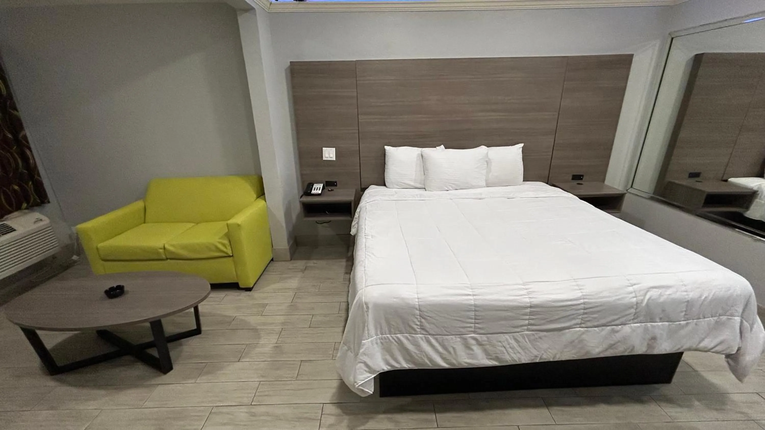 Bedroom, Bed in Kiwi Inn Capital O Houston - Hwy 249