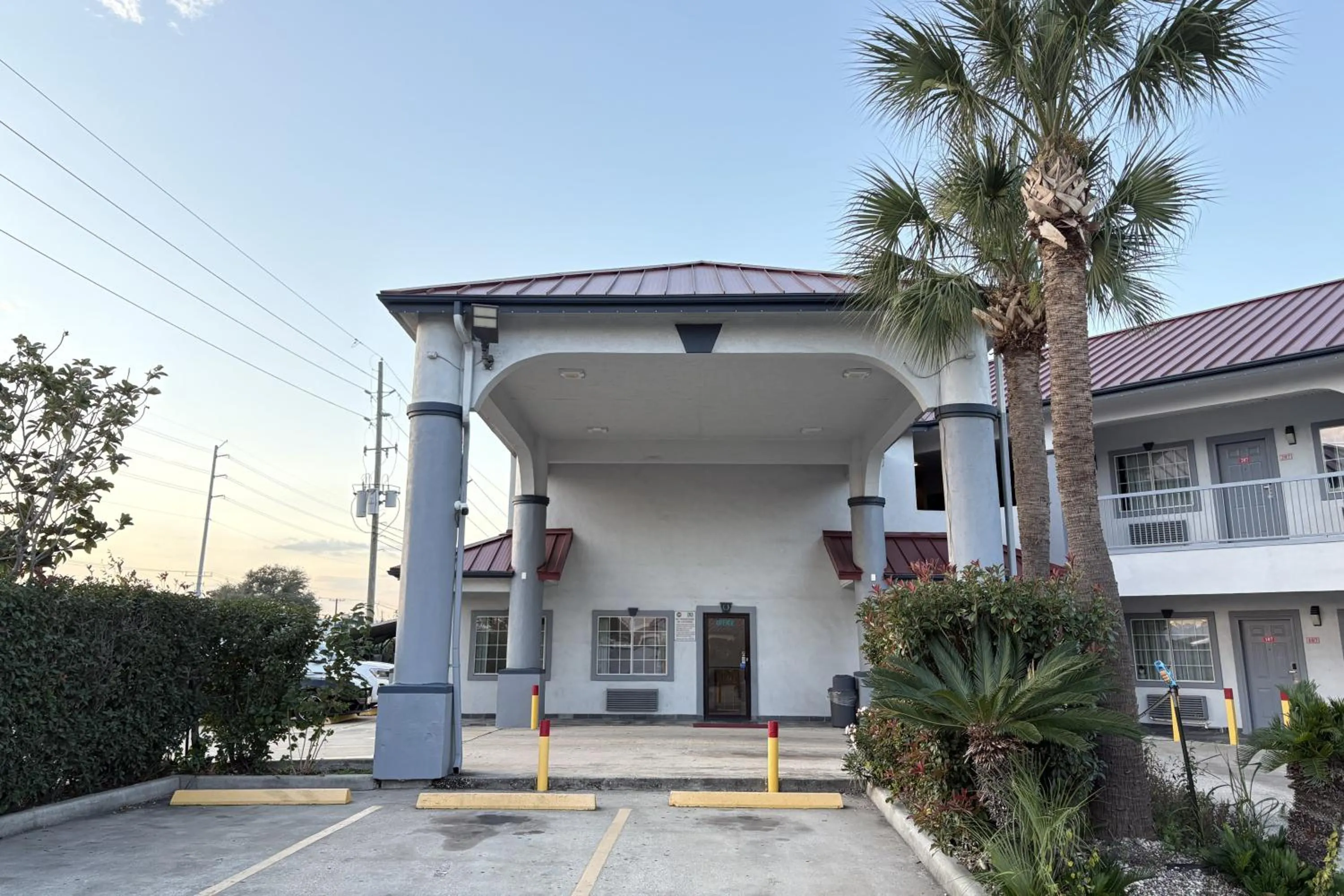 Property building in Kiwi Inn Capital O Houston - Hwy 249