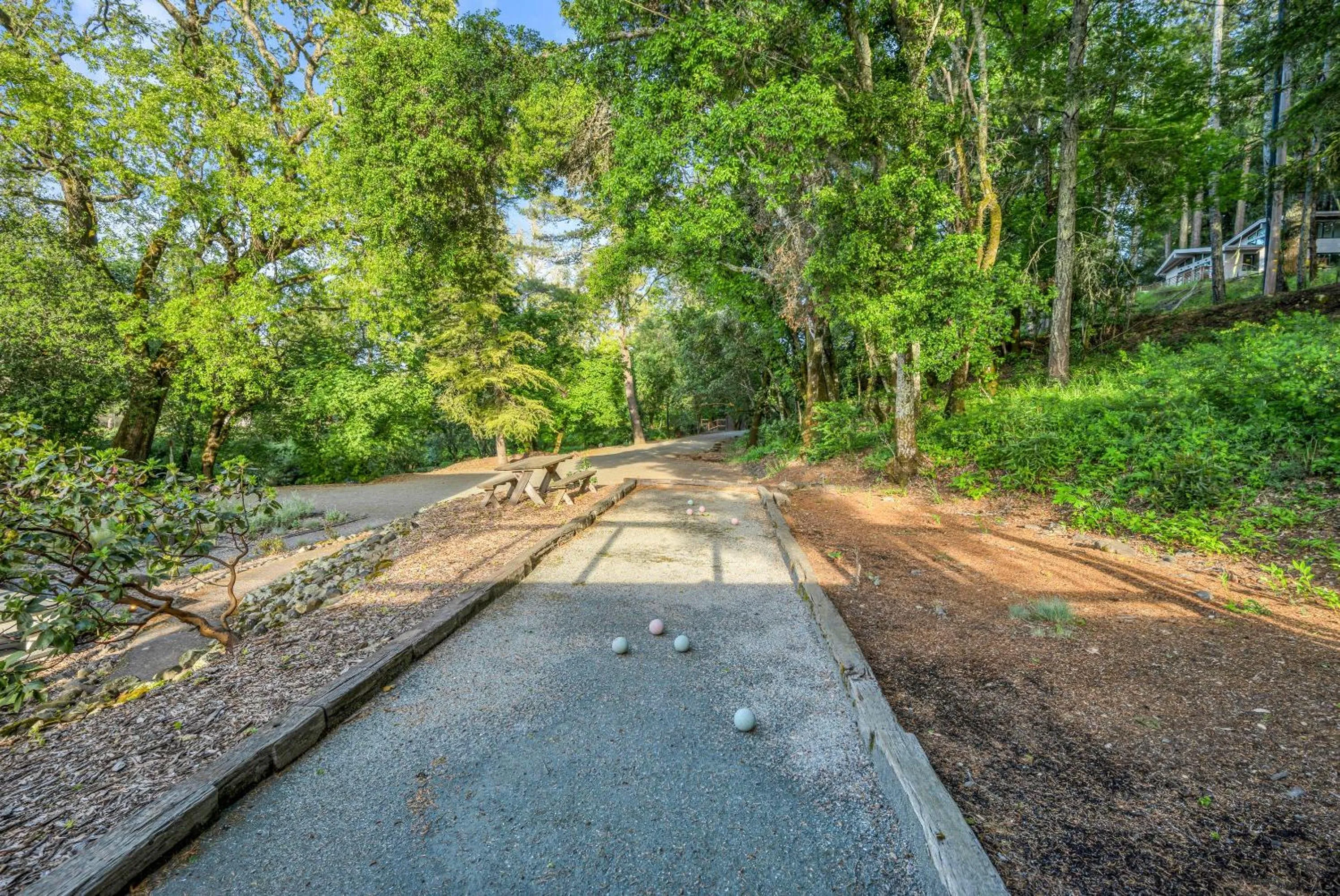 Property building in The Calistoga Cottage Wooded And Sunny 5 Mins To Downtown