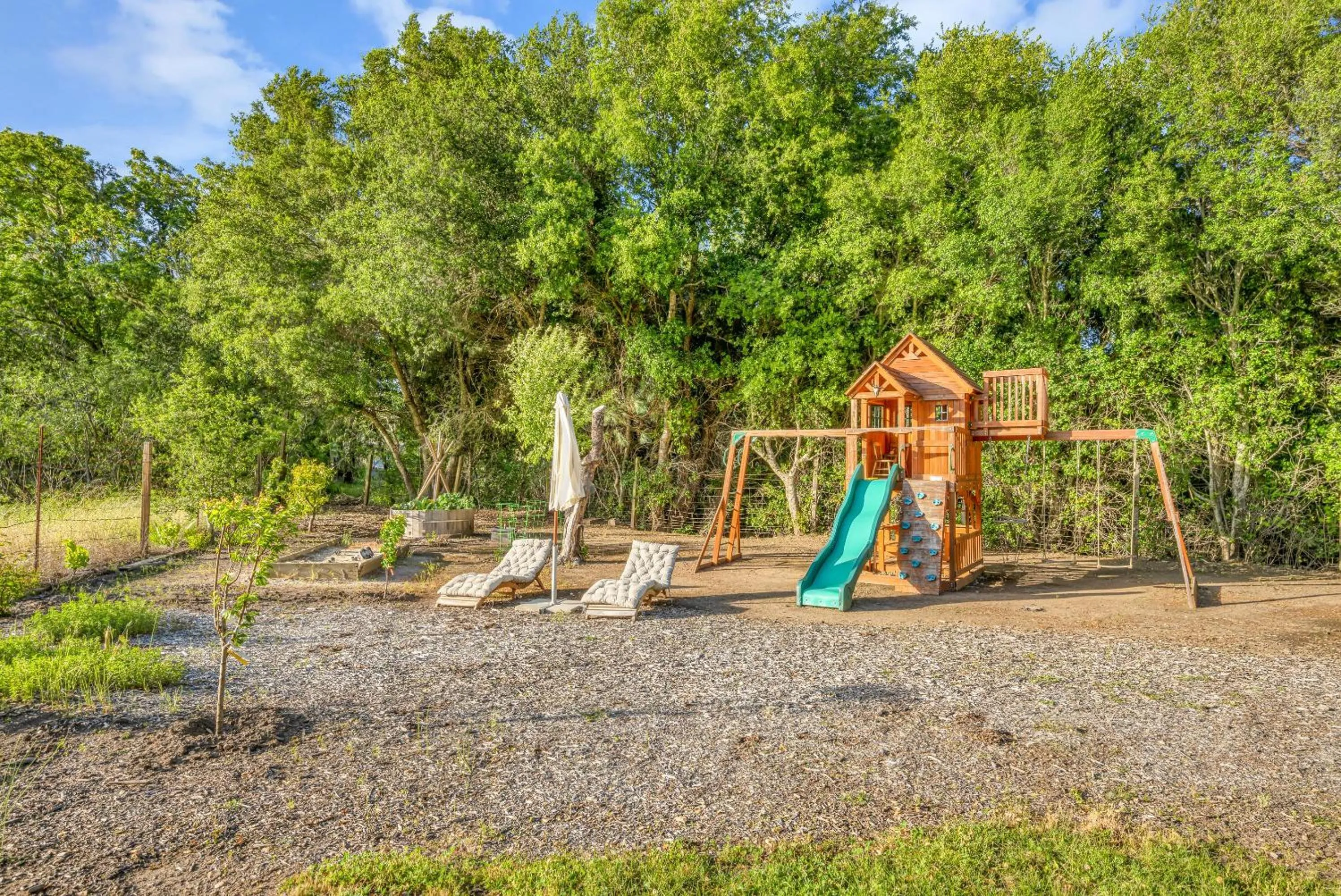 Property building in The Calistoga Cottage Wooded And Sunny 5 Mins To Downtown