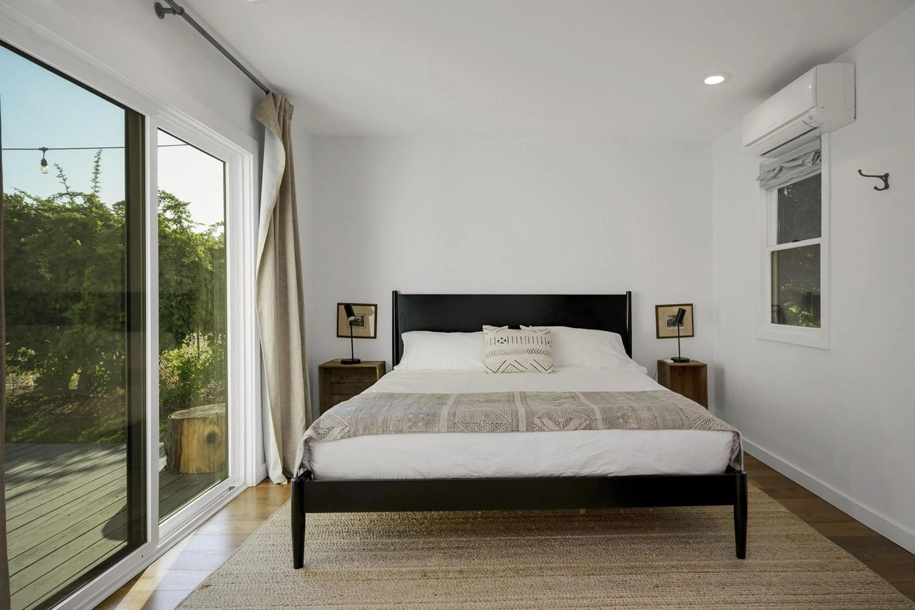 Property building, Bed in The Calistoga Cottage Wooded And Sunny 5 Mins To Downtown