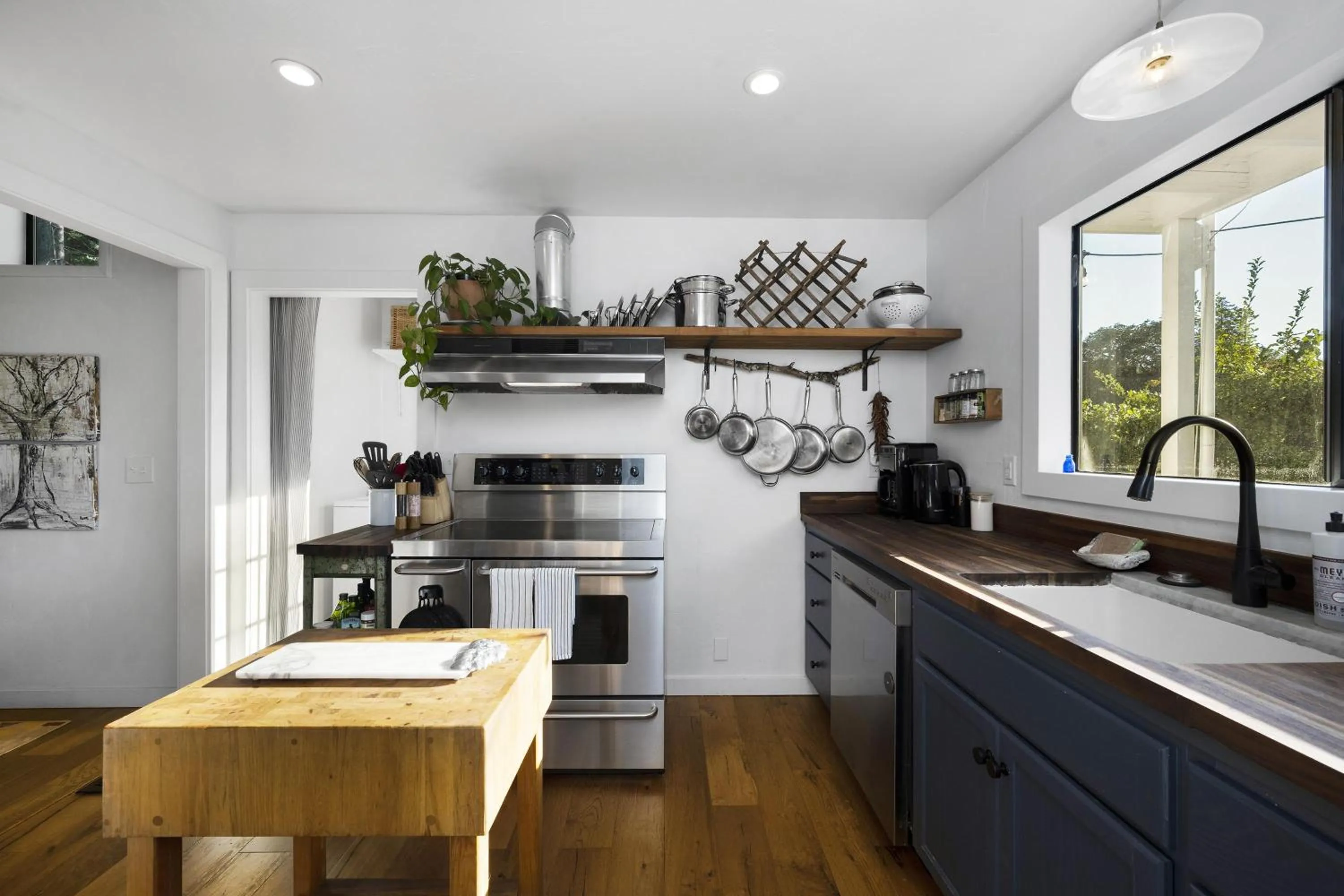 Property building in The Calistoga Cottage Wooded And Sunny 5 Mins To Downtown