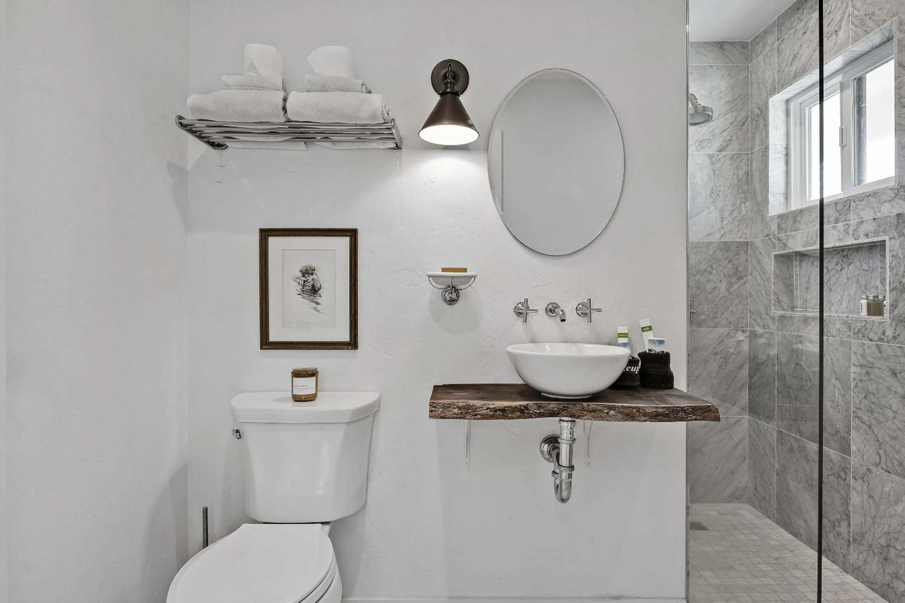 Property building in The Calistoga Cottage Wooded And Sunny 5 Mins To Downtown